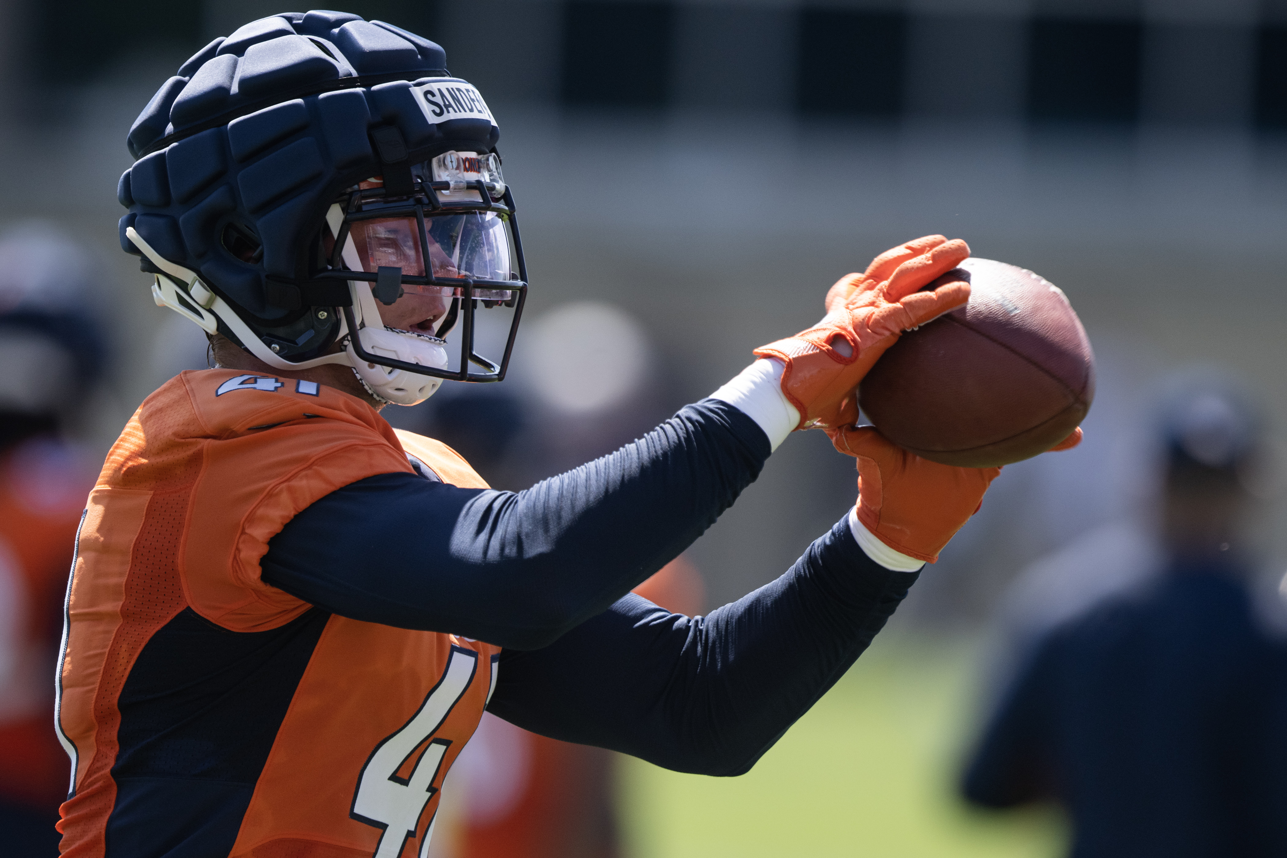 Denver Broncos inside linebacker Drew Sanders (41) pulls in a catch during training camp on Friday, July 28, 2023, at the Centura Health Training Center in Centennial, Colo. (Timothy Hurst/Denver Gazette) (TimHursttim.hurst@gazette.comhttps://secure.gravatar.com/avatar/aca82bd62b4ee425c598527cd6faa1b1?d=mm&r=g)