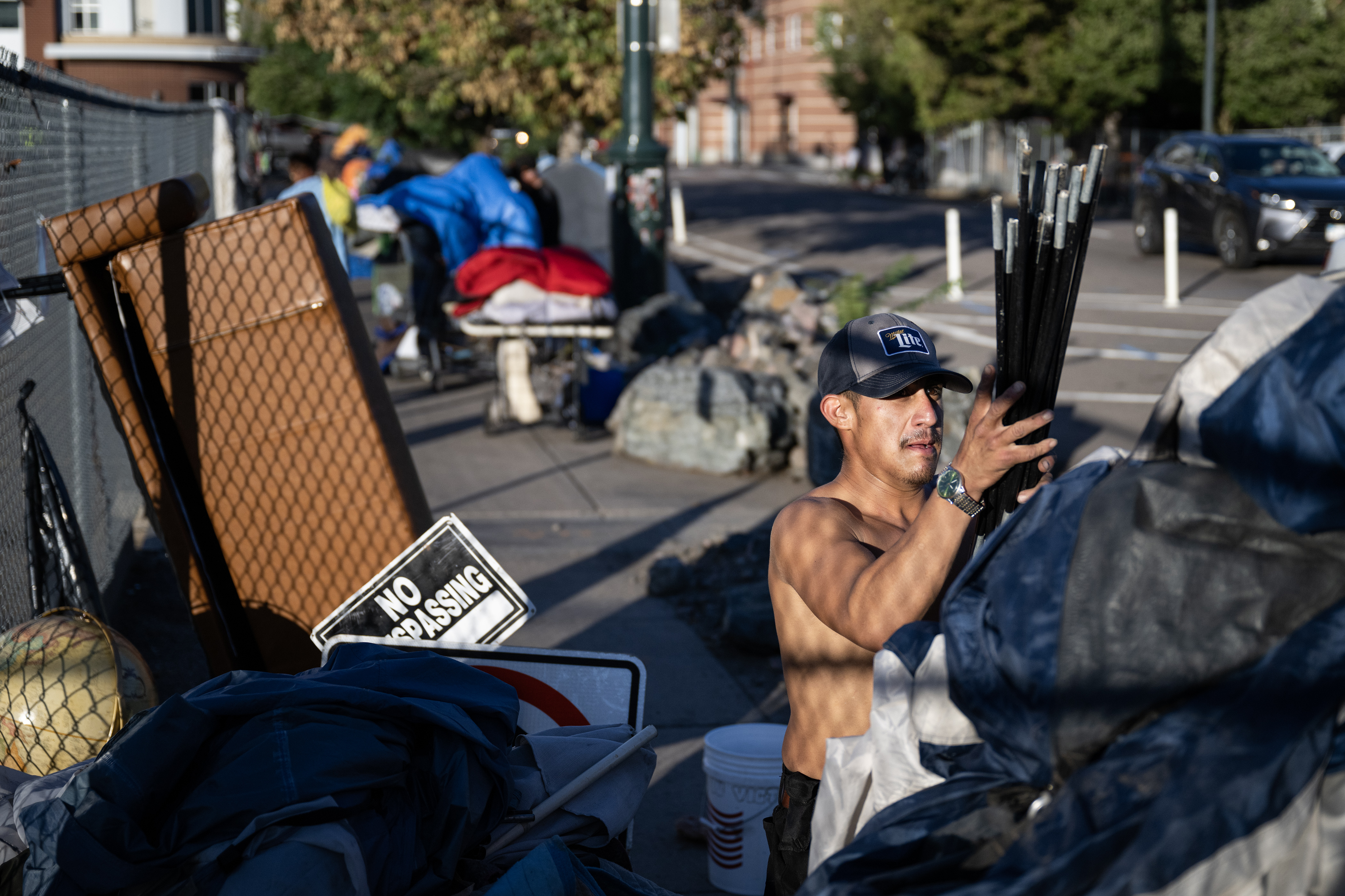 Roberto Palacios packs up his tent and other belongings just before the first encampment sweep under the Johnston administration at an encampment at 22nd and Stout streets on Friday morning, Aug. 4, 2023, in Denver, Colo. (Timothy Hurst/Denver Gazette) (TimHursttim.hurst@gazette.comhttps://secure.gravatar.com/avatar/aca82bd62b4ee425c598527cd6faa1b1?d=mm&r=g)