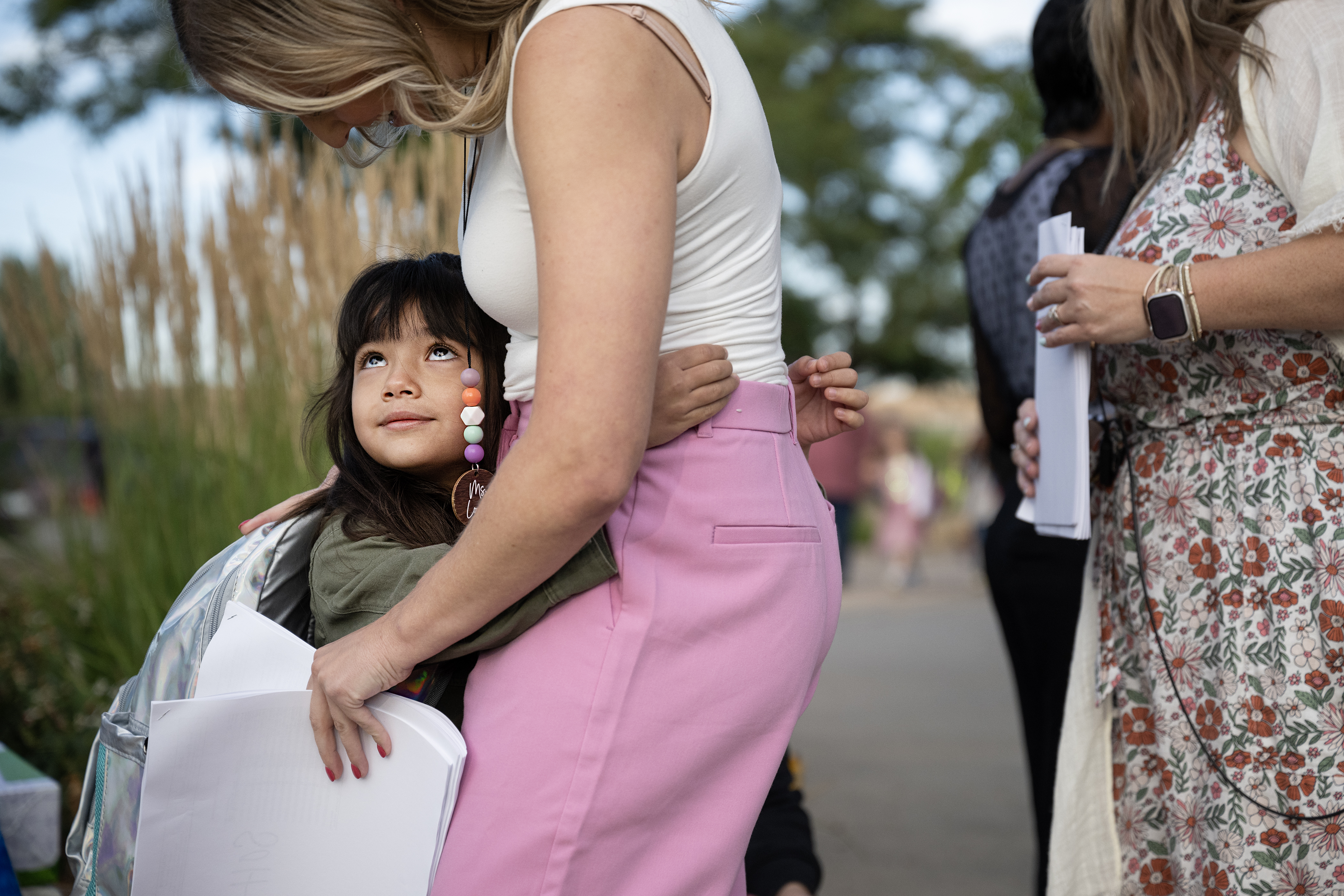 Incoming first grader Noemi Barrientos, 6, hugs her kindergarten teacher from last year, Hannah Zonski, on the first day of school at Jewell Elementary School on Tuesday, Aug. 8, 2023, in Aurora, Colo. (Timothy Hurst/Denver Gazette) (TimHursttim.hurst@gazette.comhttps://secure.gravatar.com/avatar/aca82bd62b4ee425c598527cd6faa1b1?d=mm&r=g)