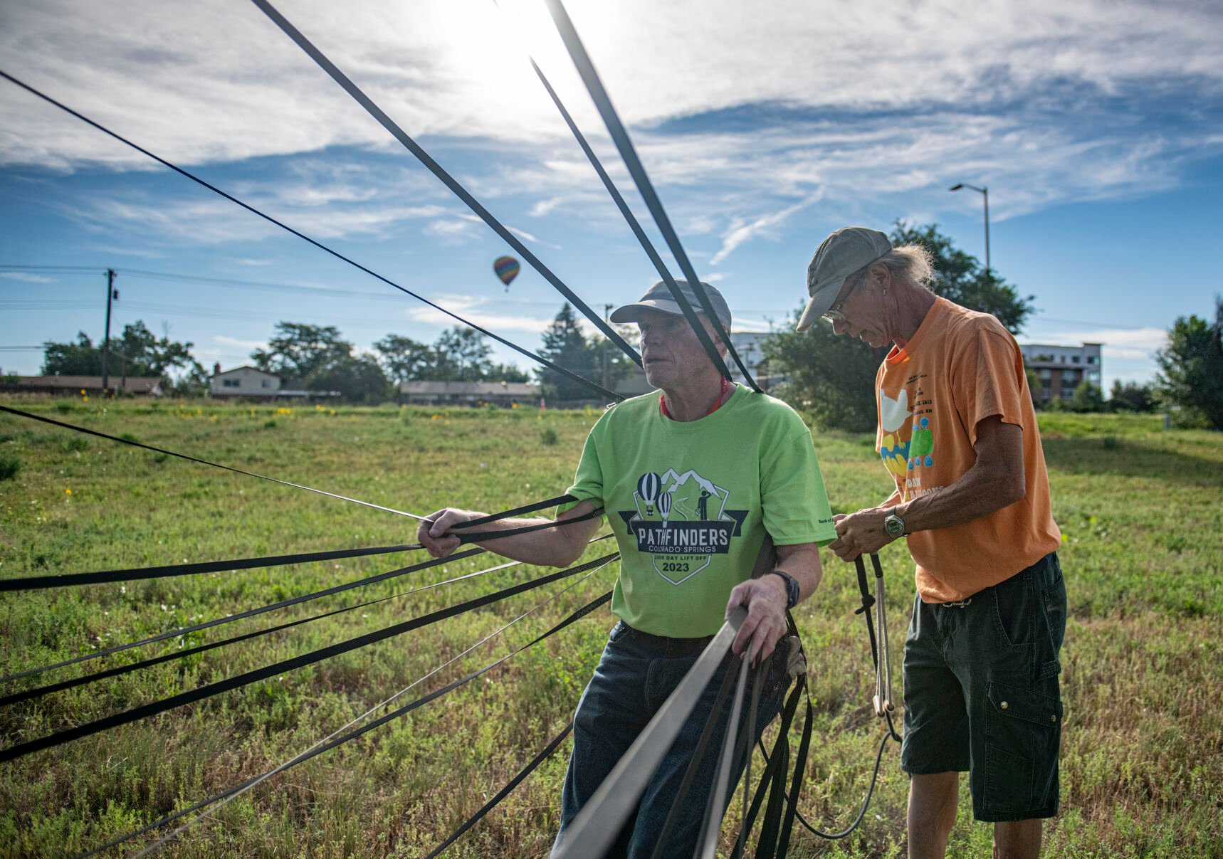 Labor Day Lift Off Volunteer Randy Stebbins holds down the top of Jeff Haliczer’s Synchronicity at the end of the flight during the Labor Day Lift Off in Colorado Springs on Saturday, September 2, 2023. (Gabi Broekema, The Gazette) (Gabi Broekema)