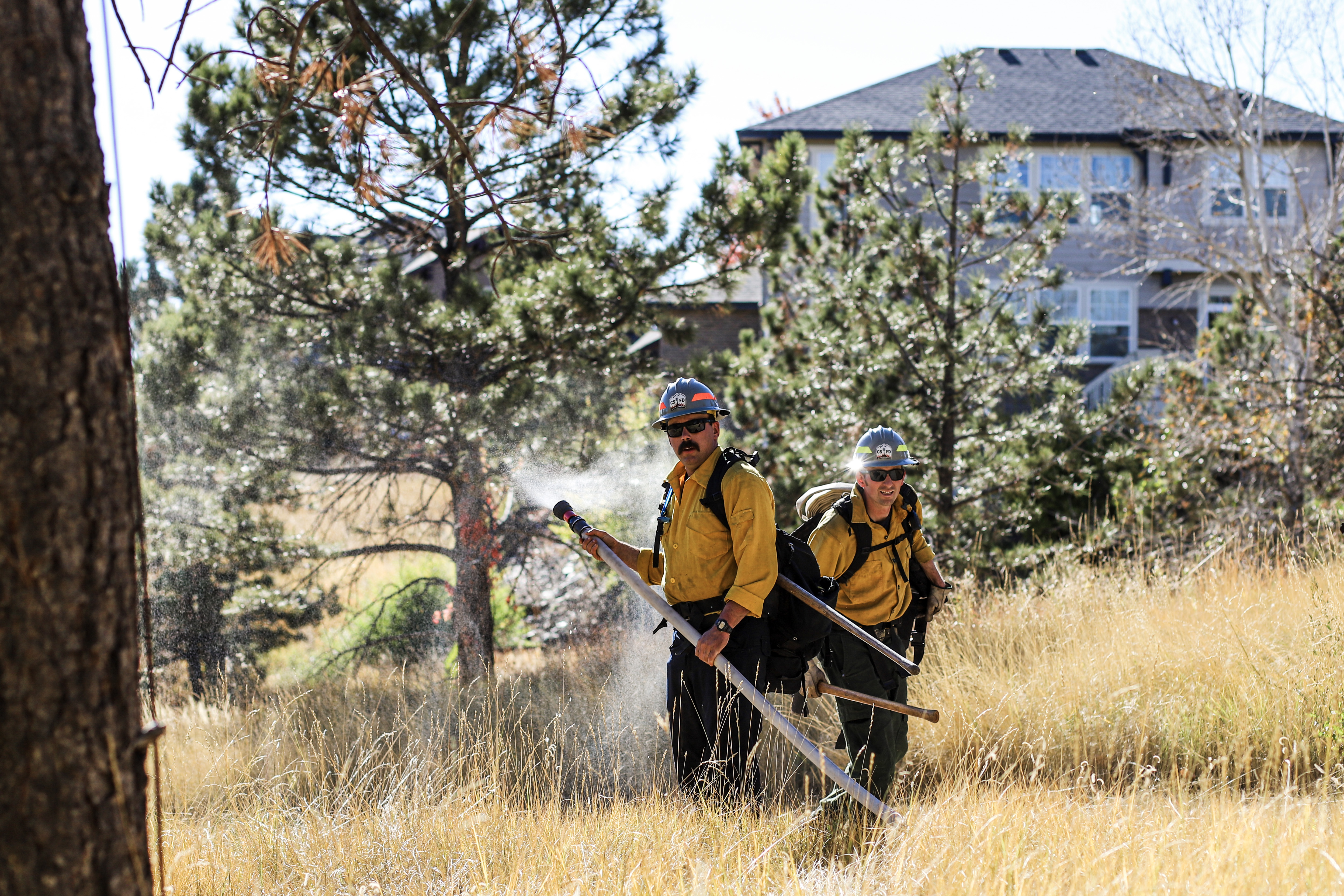 Firefighters hold a hose during a drill as part of the urban wildfire training Tuesday. (KylaPearceAurora reporterkyla.pearce@denvergazette.comhttps://denvergazette.com/content/tncms/avatars/2/16/1e5/2161e54a-3f47-11ed-bc0c-ff41892600ae.4fb8f678b9b96eab286c33c5af828fe7.png)