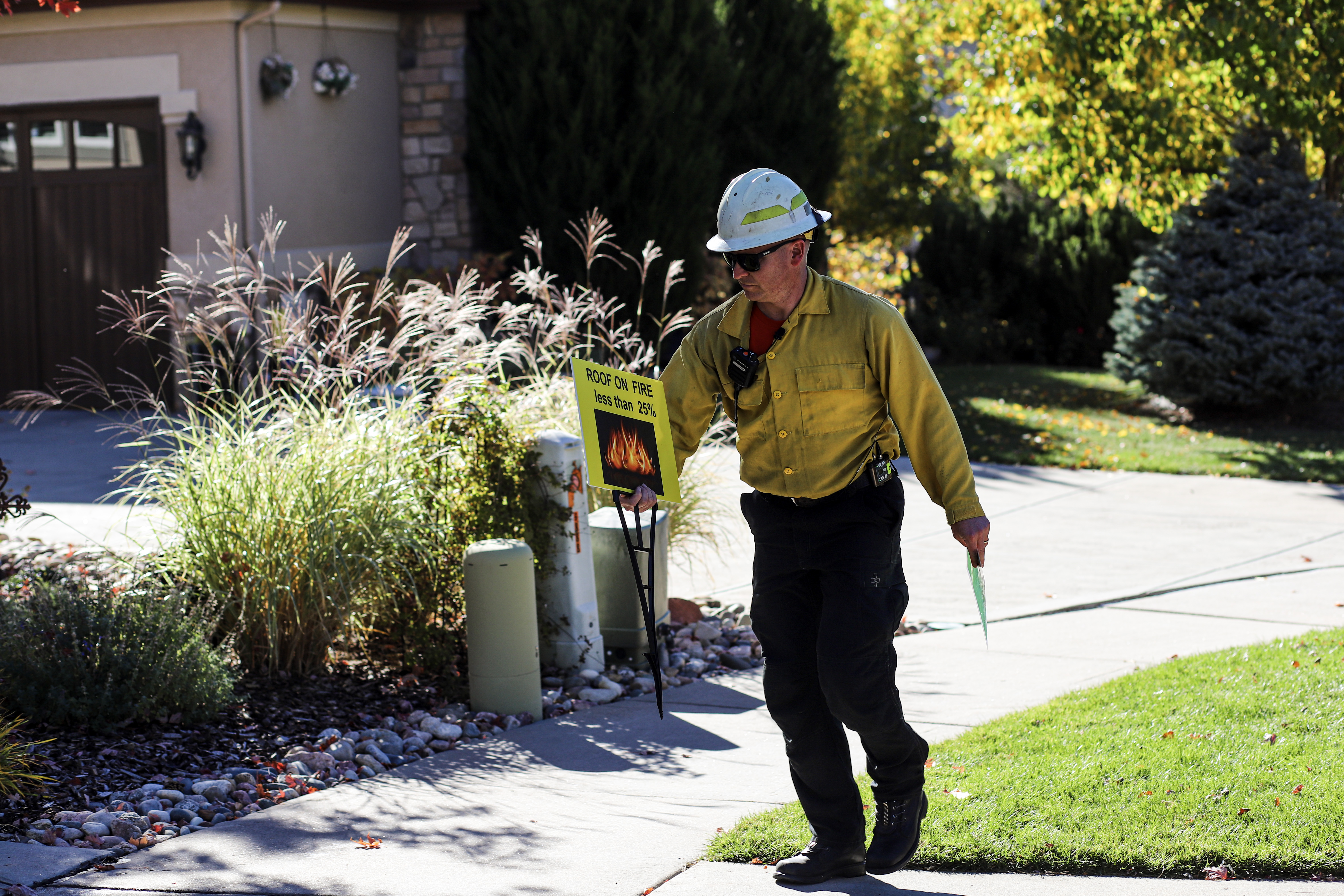 A firefighter holds a sign telling firefighters about their drill situation at an urban wildfire training in Aurora Tuesday. (KylaPearceAurora reporterkyla.pearce@denvergazette.comhttps://denvergazette.com/content/tncms/avatars/2/16/1e5/2161e54a-3f47-11ed-bc0c-ff41892600ae.4fb8f678b9b96eab286c33c5af828fe7.png)