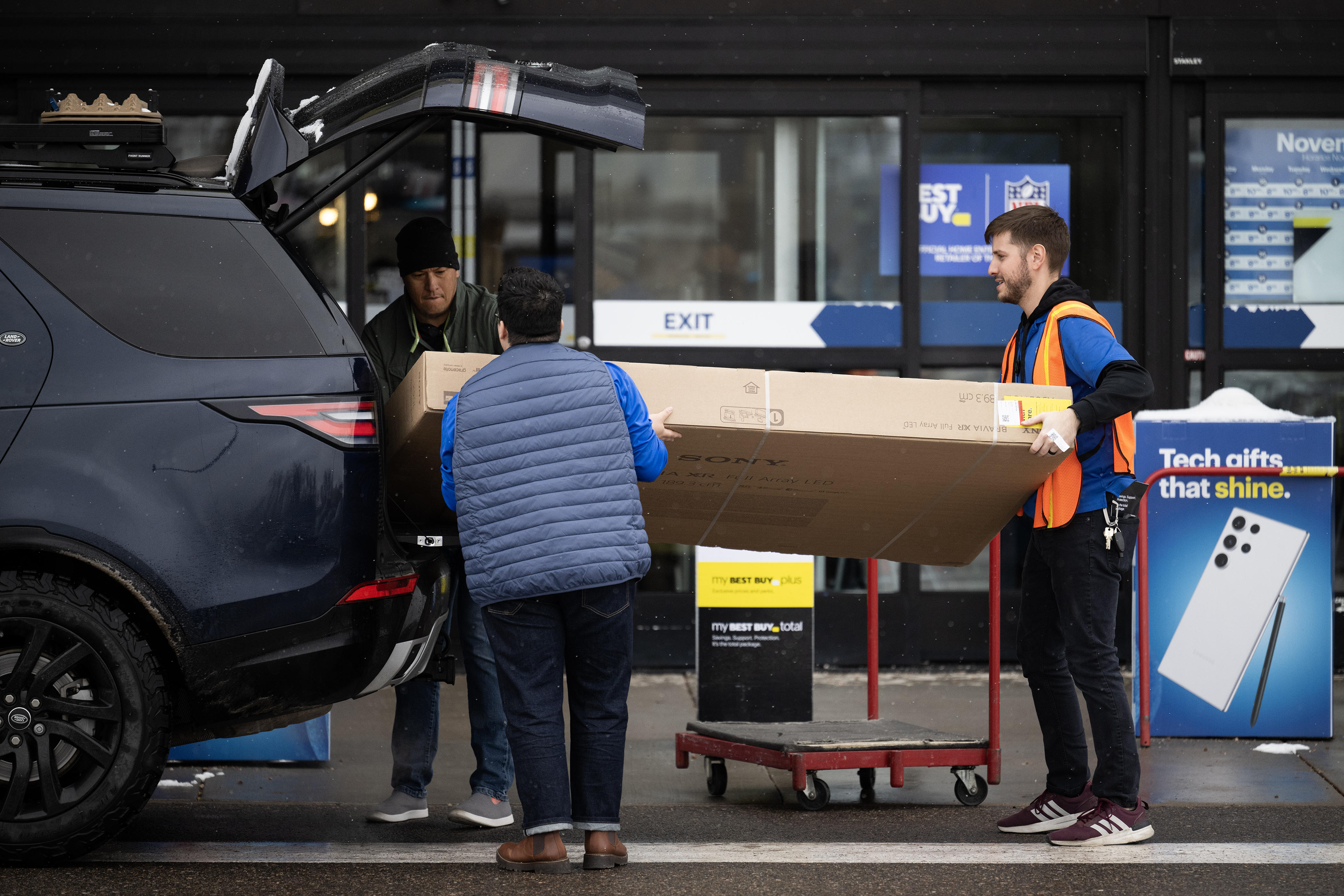 Employees help customer Matt Young load a new 75 inch television into his car at Best Buy on Thursday, Nov. 24, 2023, in Lone Tree, Colo. (Timothy Hurst/Denver Gazette) (TimHursttim.hurst@gazette.comhttps://secure.gravatar.com/avatar/aca82bd62b4ee425c598527cd6faa1b1?d=mm&r=g)