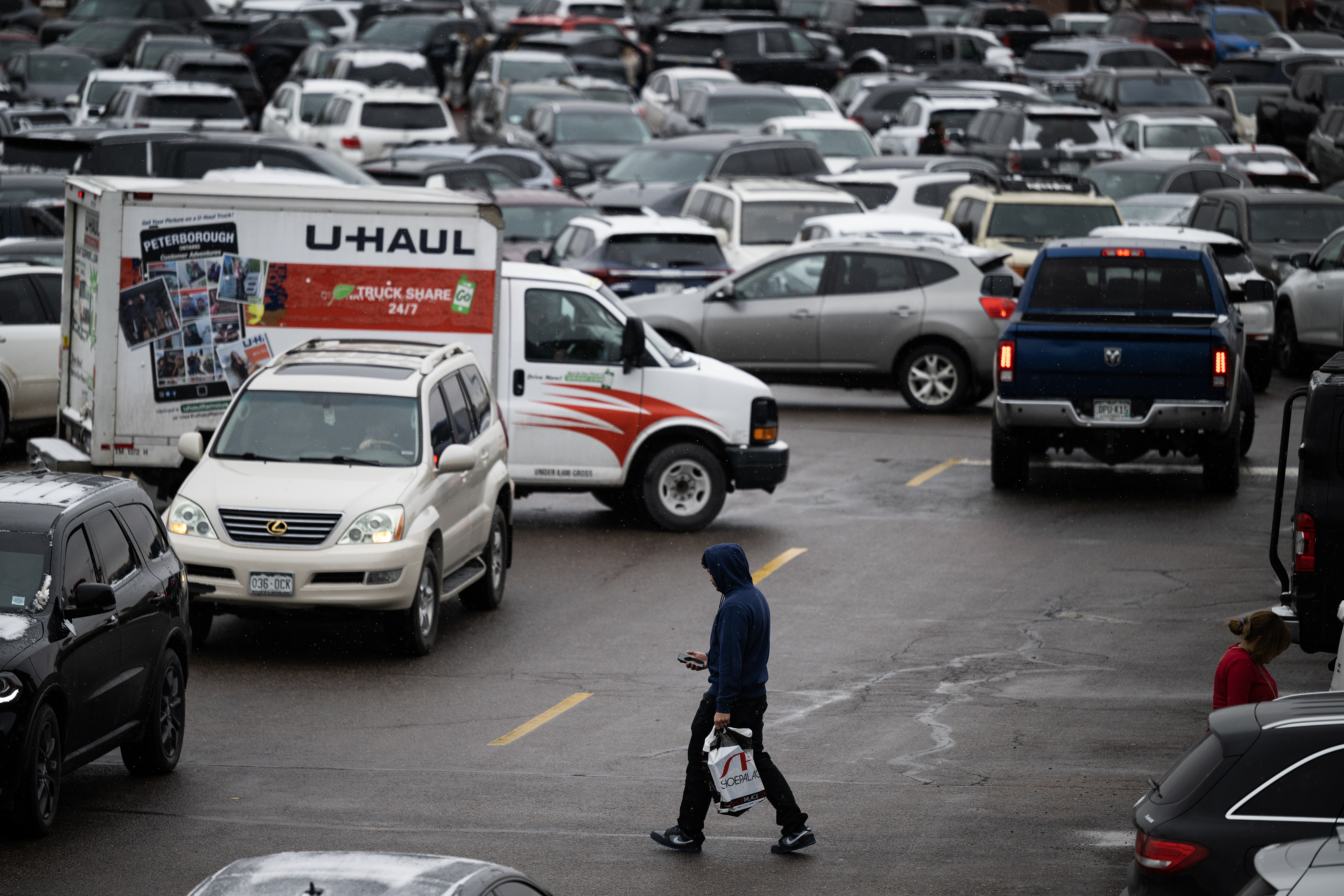 A shopper makes their way through a packed parking lot at the Park Meadows Shopping Center on Thursday, Nov. 24, 2023, in Lone Tree, Colo. (Timothy Hurst/Denver Gazette) (TimHursttim.hurst@gazette.comhttps://secure.gravatar.com/avatar/aca82bd62b4ee425c598527cd6faa1b1?d=mm&r=g)
