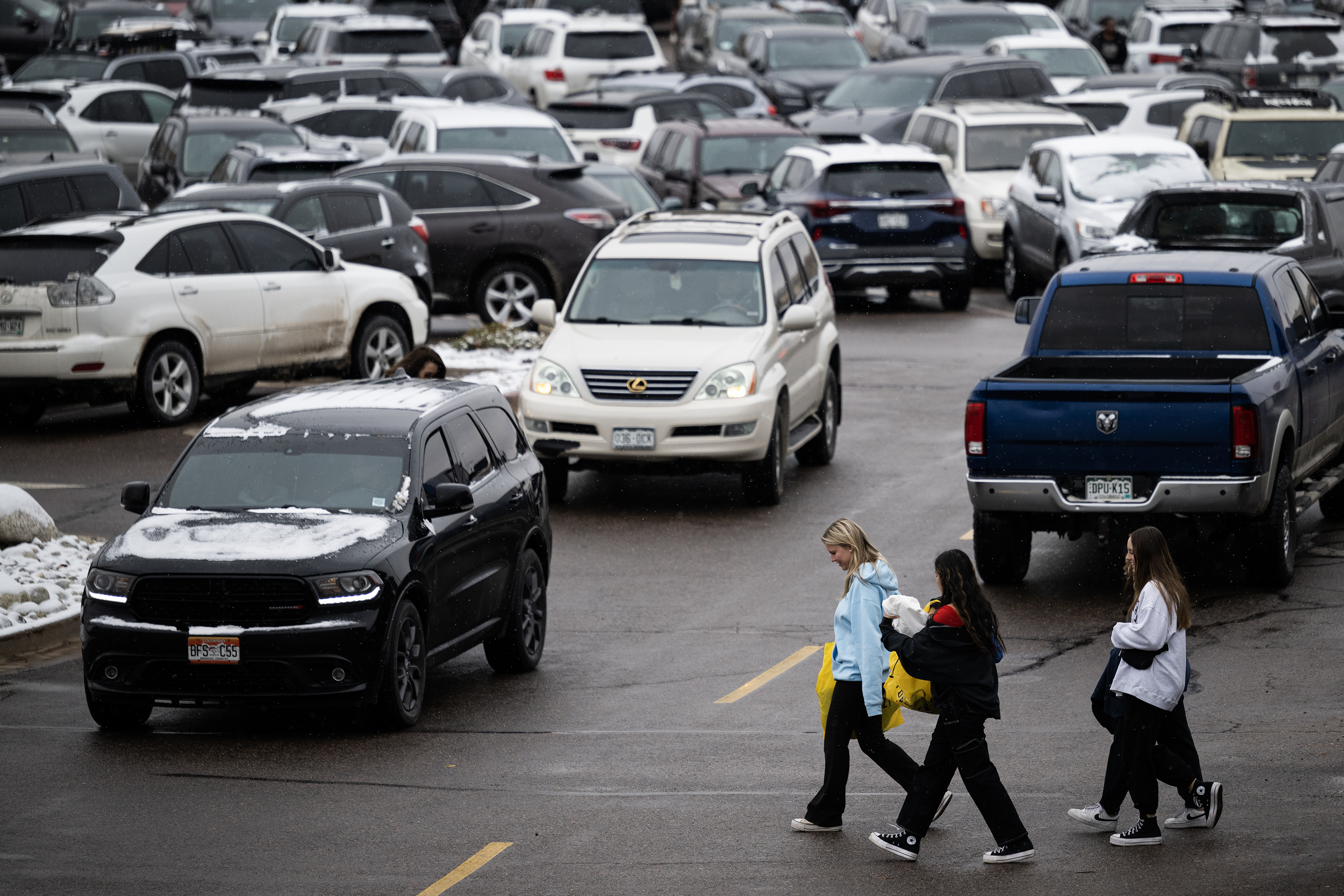 Shoppers make their way through a packed parking lot at the Park Meadows Shopping Center on Thursday, Nov. 24, 2023, in Lone Tree, Colo. (Timothy Hurst/Denver Gazette) (TimHursttim.hurst@gazette.comhttps://secure.gravatar.com/avatar/aca82bd62b4ee425c598527cd6faa1b1?d=mm&r=g)