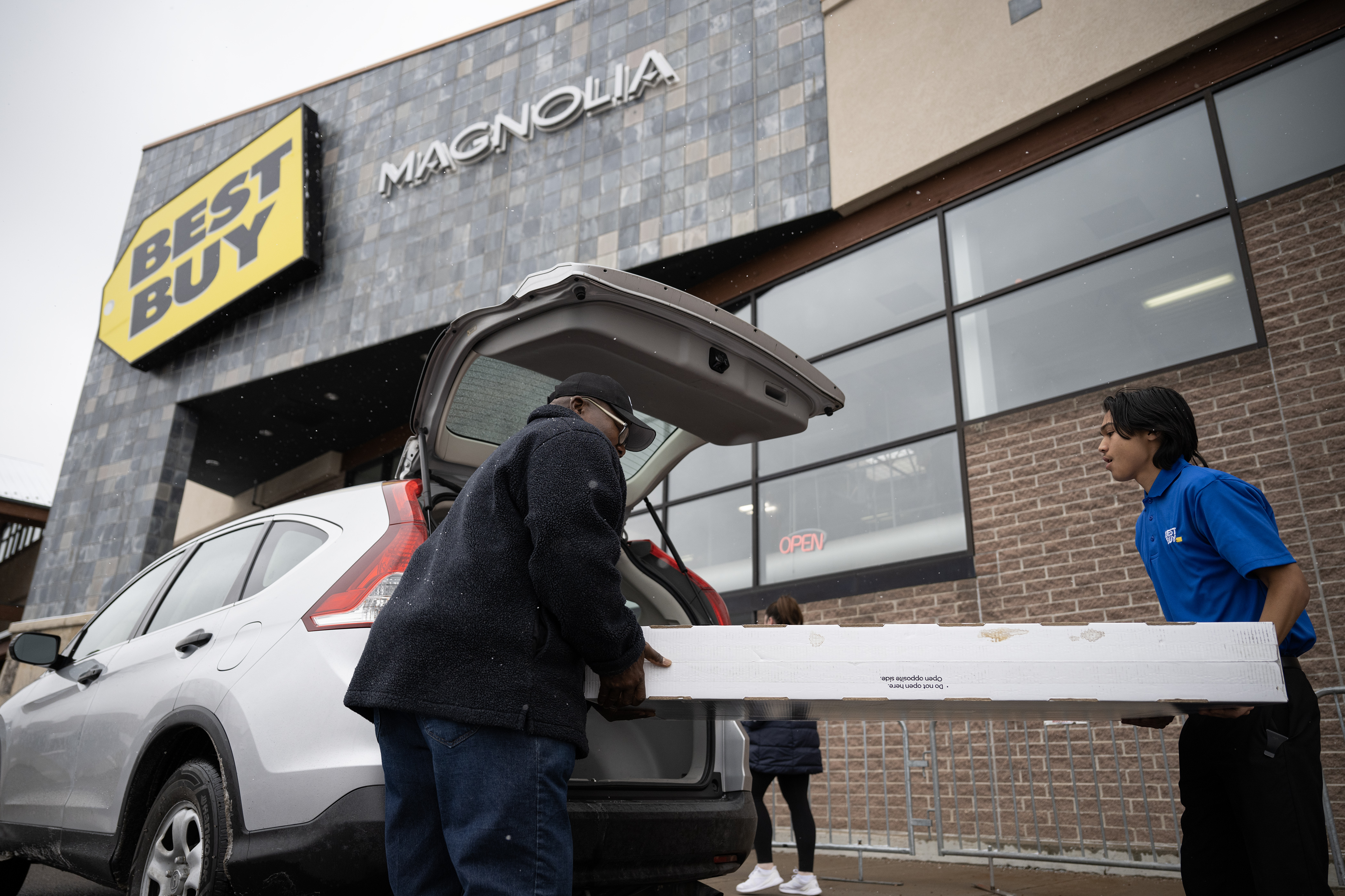 An employee helps Daniel Koka load a new 55 inch television into his car at Best Buy on Thursday, Nov. 24, 2023, in Lone Tree, Colo. (Timothy Hurst/Denver Gazette) (TimHursttim.hurst@gazette.comhttps://secure.gravatar.com/avatar/aca82bd62b4ee425c598527cd6faa1b1?d=mm&r=g)