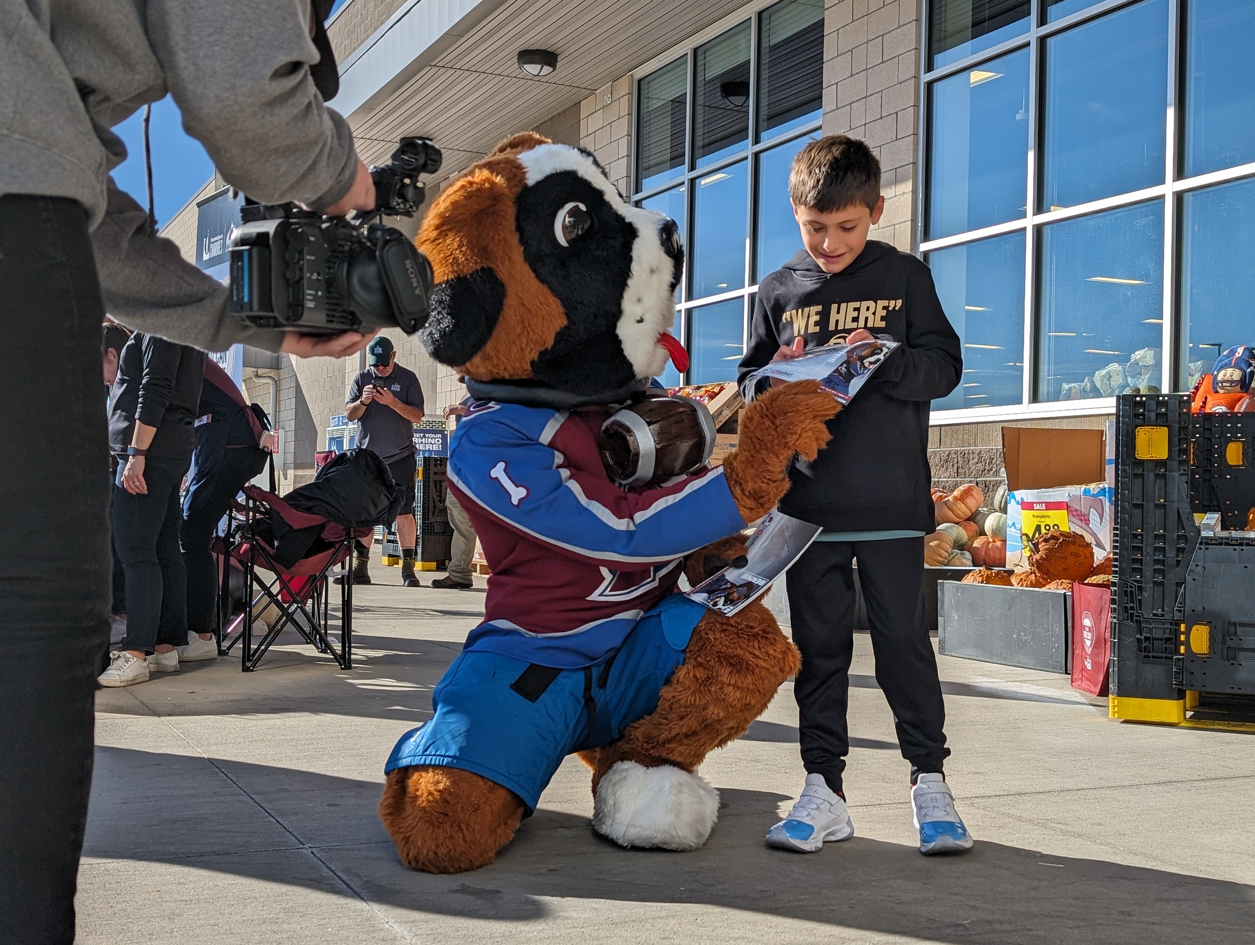 Colorado Avalanche, Kroenke Sports team up with Feeding Colorado for food drive