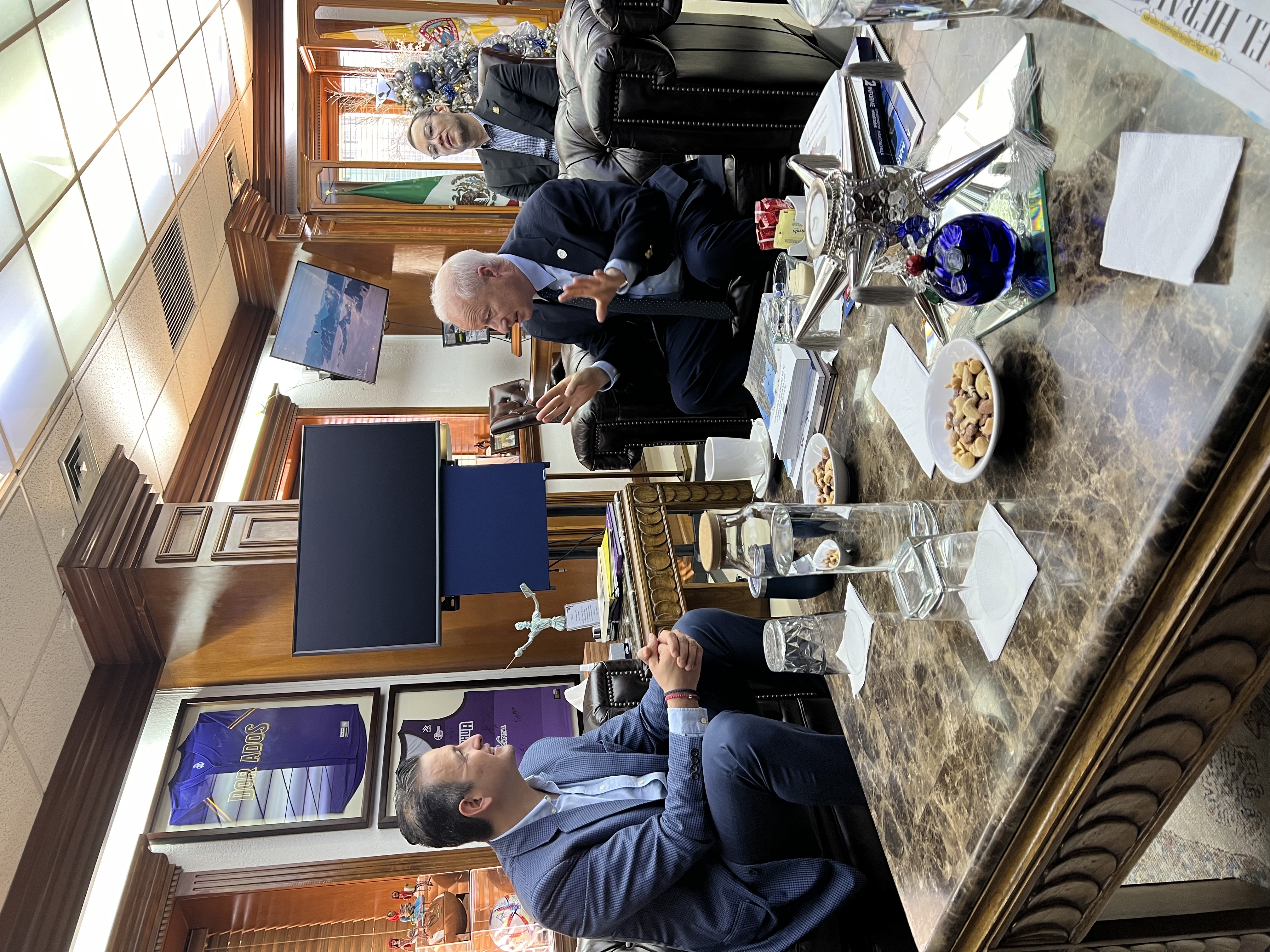 Aurora Mayor Mike Coffman and Chihuahua Mayor Marco Bonilla Mendoza meet in the Chihuahua mayor's office during a trip to sign a sister city agreement. (Courtesy photo, City of Chihuahua Communications Office and Aurora Sister Cities International)