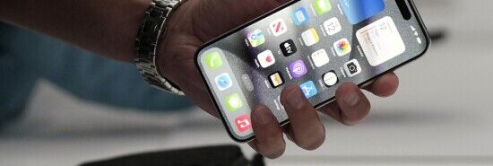 Foreign governments spy on Apple and Google users through push notifications, Ron Wyden says