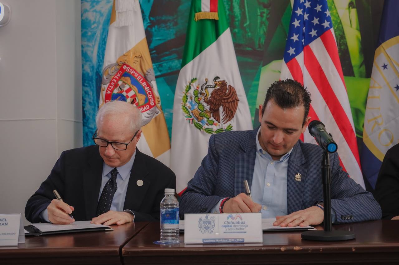 Aurora mayor signs sister city agreement with Chihuahua, Mexico