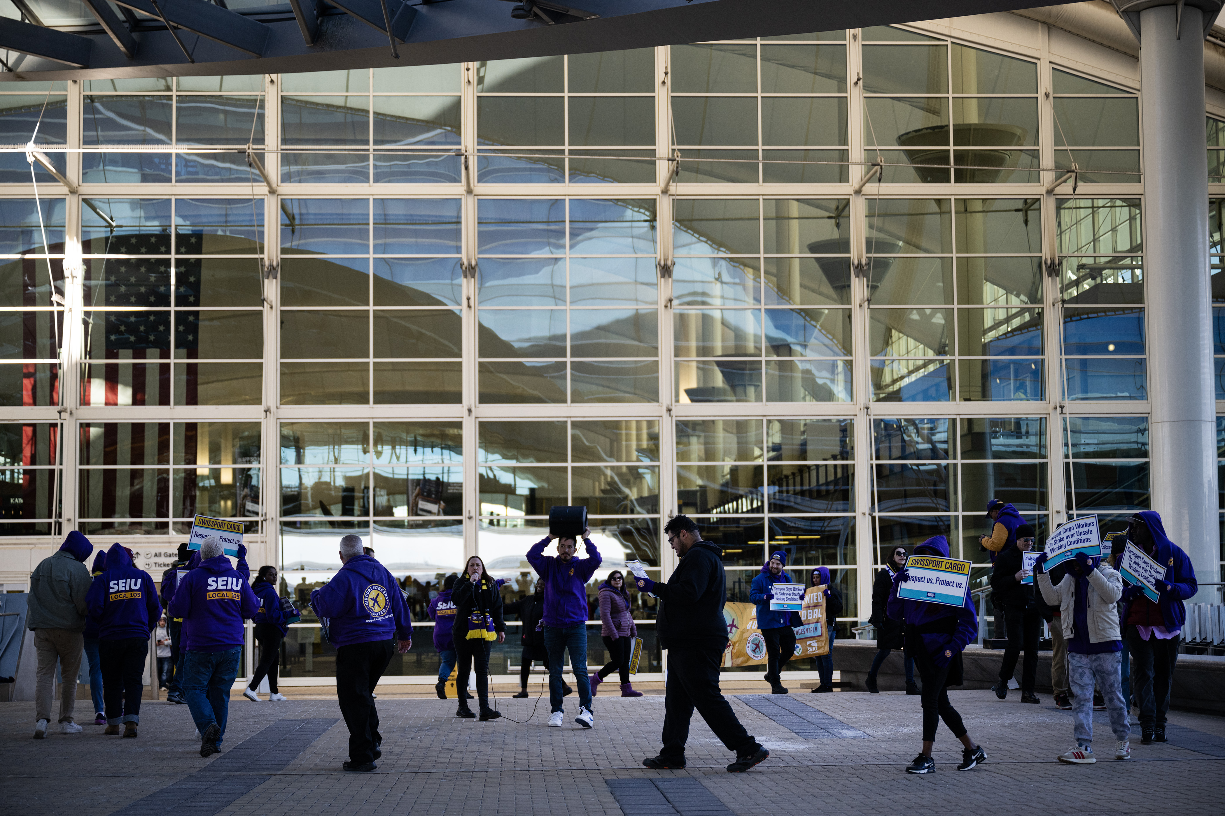 Swissport cargo workers and Service Employees International Union members rally on Monday, Dec. 11, 2023, in front of the Denver International Airport main terminal in Denver, Colo. (Timothy Hurst/Denver Gazette) (TimHursttim.hurst@gazette.comhttps://secure.gravatar.com/avatar/aca82bd62b4ee425c598527cd6faa1b1?d=mm&r=g)