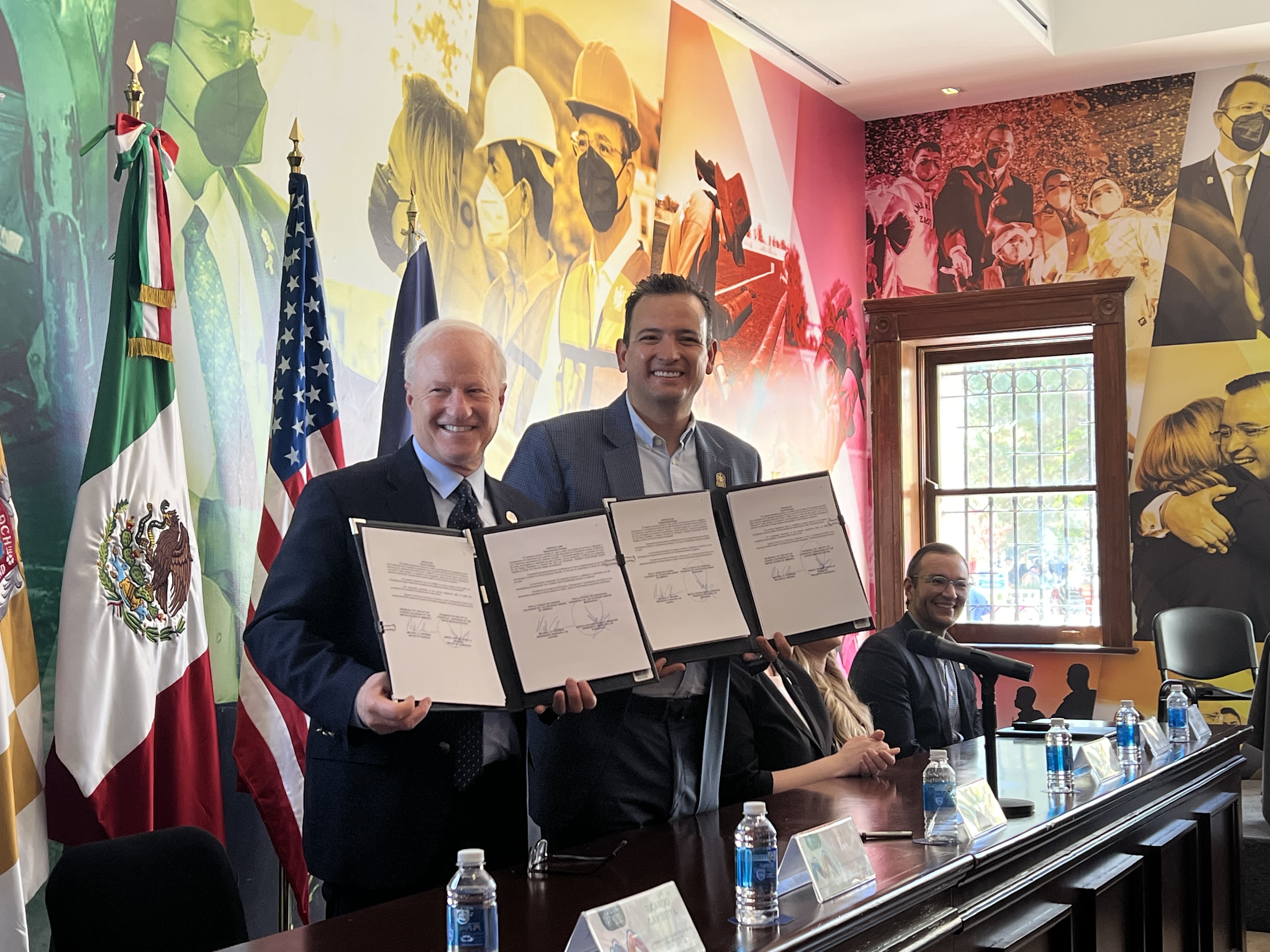 Aurora Mayor Mike Coffman and Chihuahua Mayor Marco Bonilla Mendoza display their sister city agreement. (Courtesy photo, City of Chihuahua Communications Office and Aurora Sister Cities International)