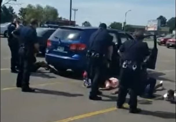 Aurora police hold a family at gunpoint