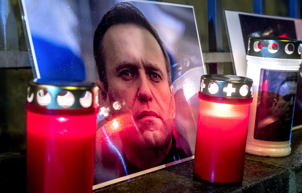 Subway chandeliers be damned, Russia still manages to off Alexei Navalny in prison