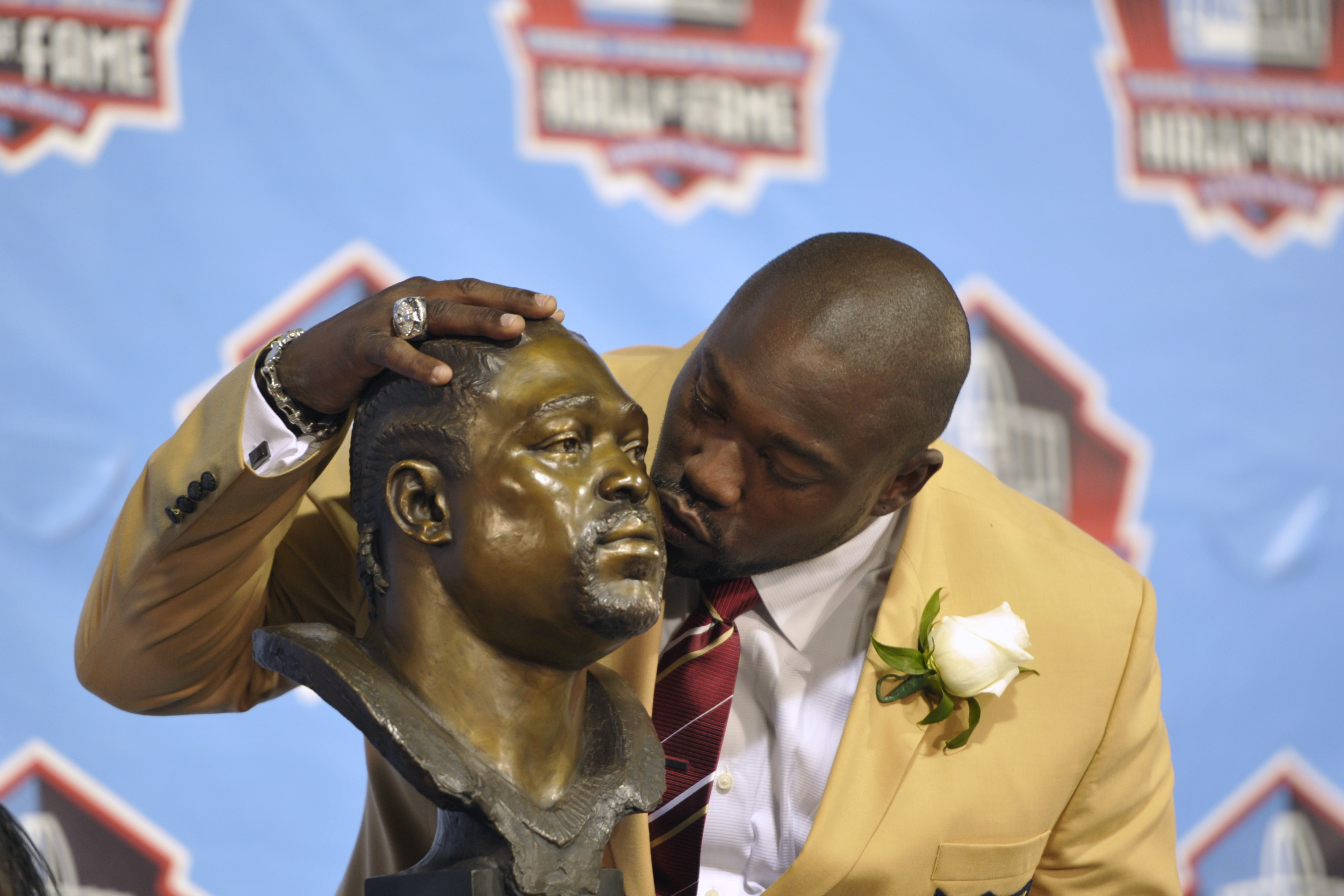 Hall of Fame inductee Warren Sapp kisses his bust during the 2013 Pro Football Hall of Fame Induction Ceremony Saturday, Aug. 3, 2013, in Canton, Ohio. (AP Photo/David Richard) (David Richard)