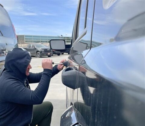 Lakewood police hand out free anti-car-theft tools