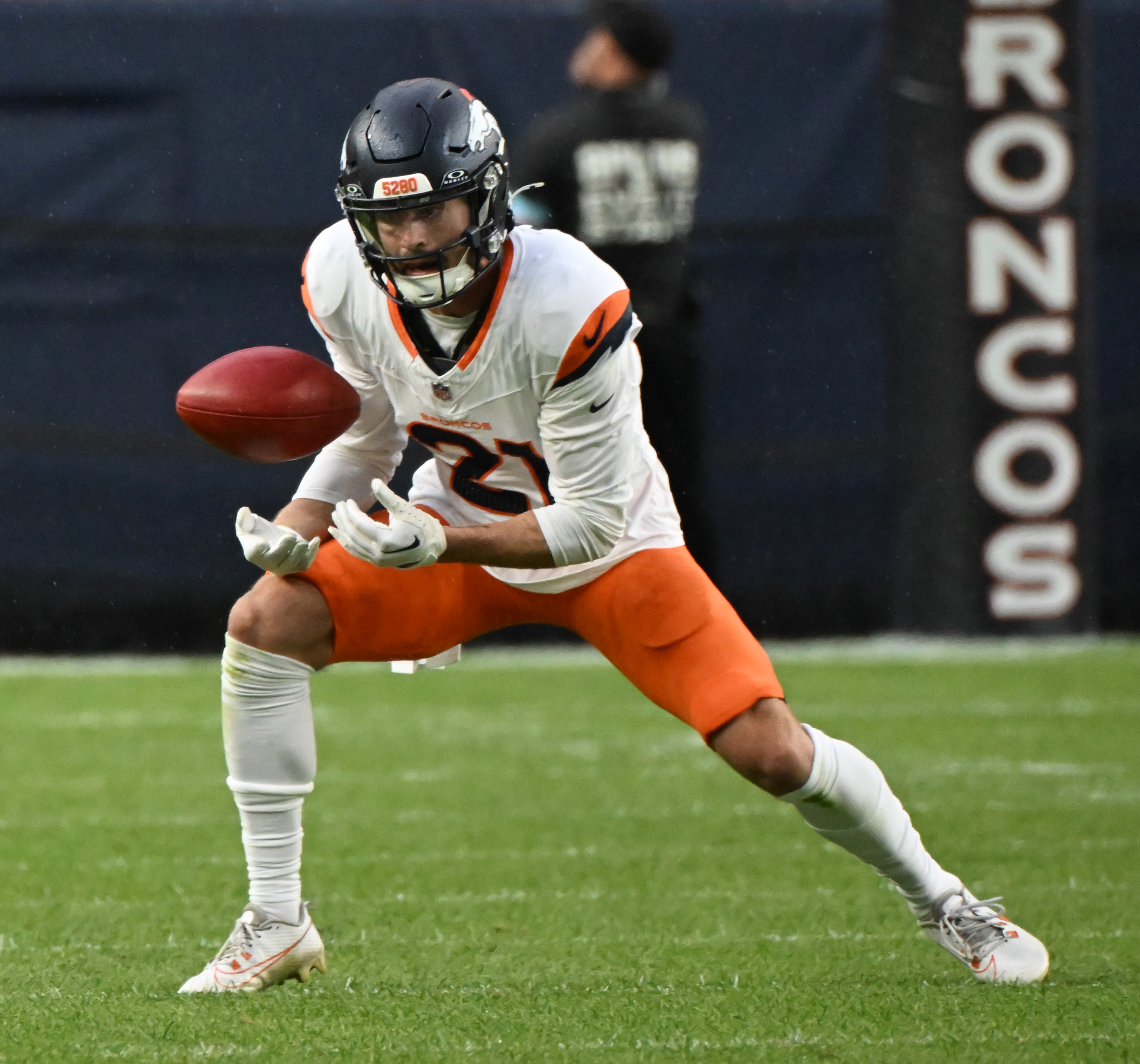 Denver Broncos cornerback Riley Moss (21) receives a punt during a preseason game against the Packers on Sunday, Aug. 18, 2024. The Broncos won the game 27-2. (Jerilee Bennett, The Gazette)