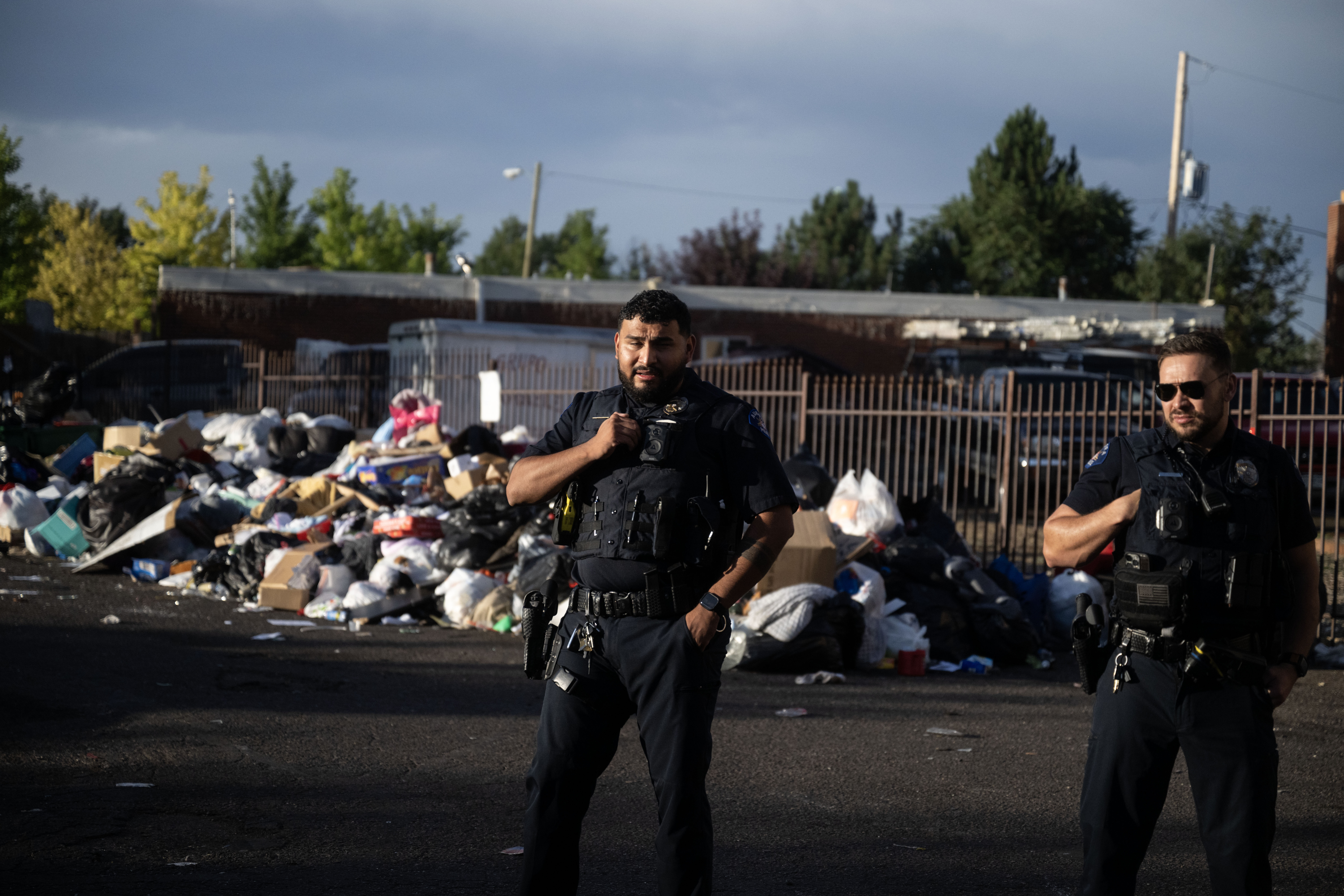 Police stand by as residents and volunteers rush to get as many of their belongings out of Aspen Grove apartments on Nome street in Aurora on Tuesday morning. Police arrived at 7a.m. to evict the residents, which the city says is the result of deteriorating conditions of the property on Tuesday, Aug. 13, 2024. (Stephen Swofford, Denver Gazette) (StephenSwoffordPhotographerstephen.swofford@gazette.comhttps://secure.gravatar.com/avatar/1ddcaf11c5d70eaa58546ddc4e038687?d=mm&r=g)