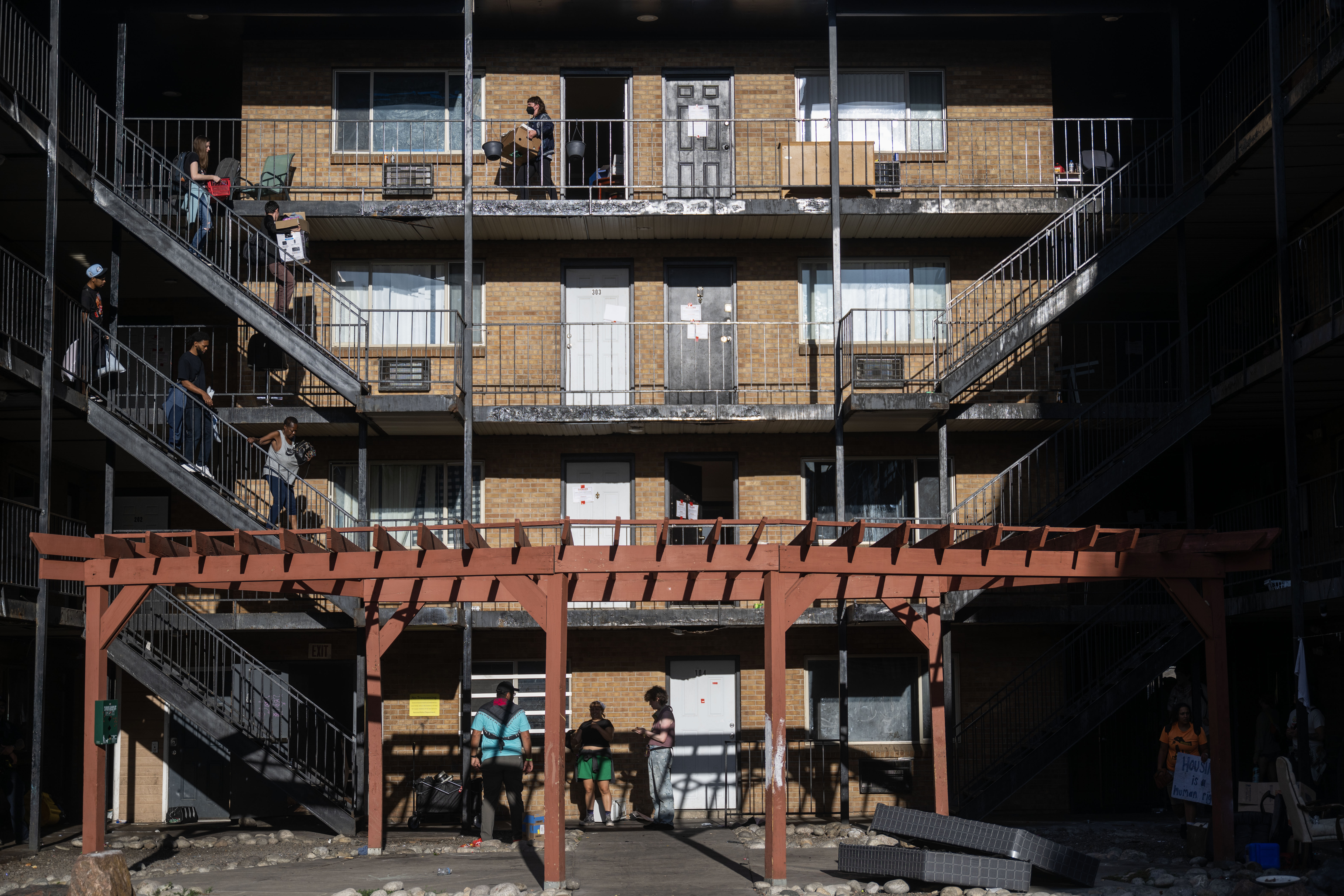 Residents and volunteers rush to get as many of their belongings out of Aspen Grove apartments on Nome street in Aurora on Tuesday morning. Police arrived at 7 a.m. to evict the residents. The city said conditions at the building have deteriorated following numerous vode violations. (Stephen Swofford, Denver Gazette) (StephenSwoffordPhotographerstephen.swofford@gazette.comhttps://secure.gravatar.com/avatar/1ddcaf11c5d70eaa58546ddc4e038687?d=mm&r=g)
