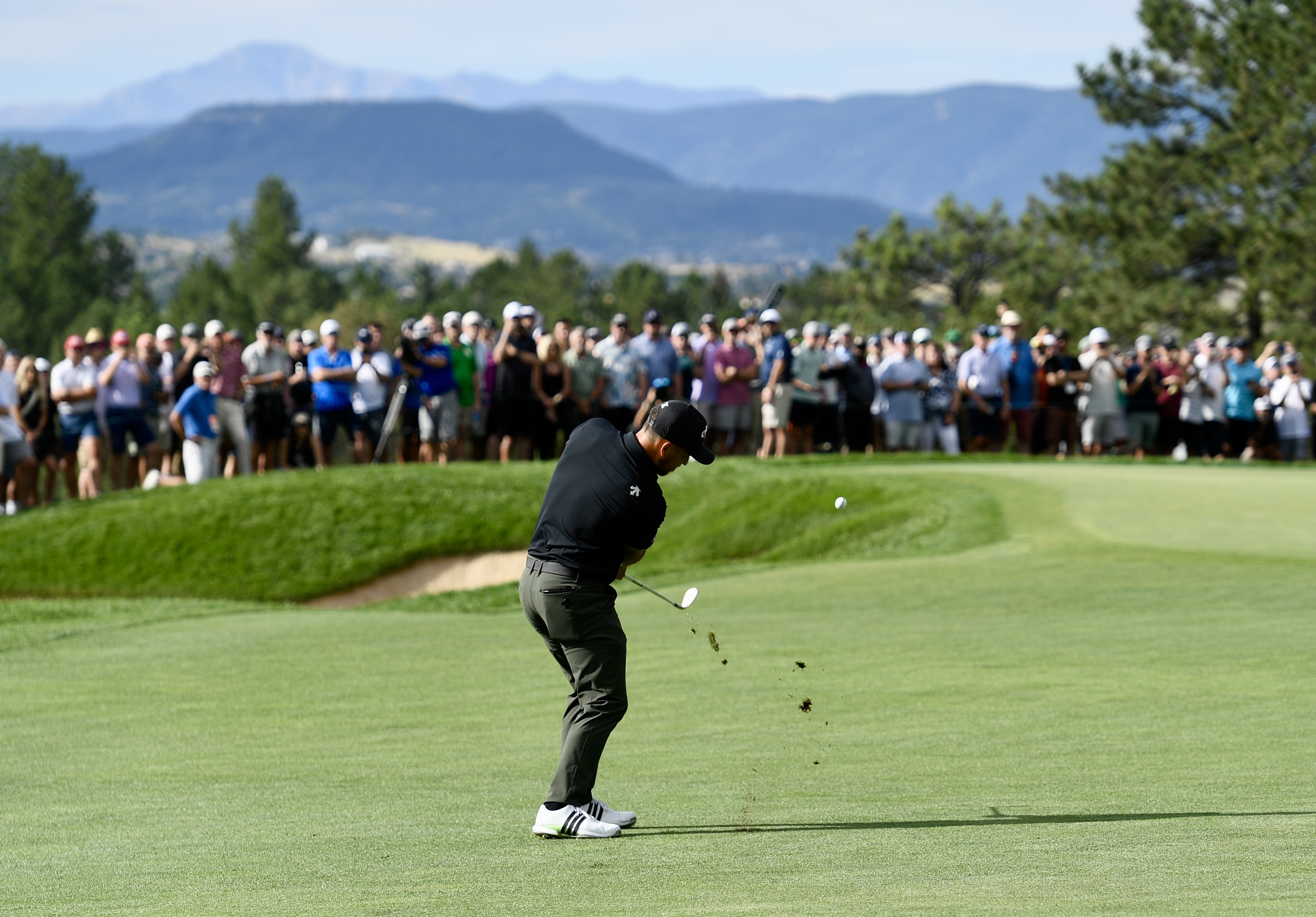 Xander Schauffele chips at Castle Pines Golf Club during the first round of the BMW Championship on Thursday, Aug. 22, 2024. (Carson Field, The Gazette) (CarsonFieldcarson.field@gazette.comhttps://secure.gravatar.com/avatar/c524ef3d384945349bed78d70eb2d2cd?d=mm&r=g)
