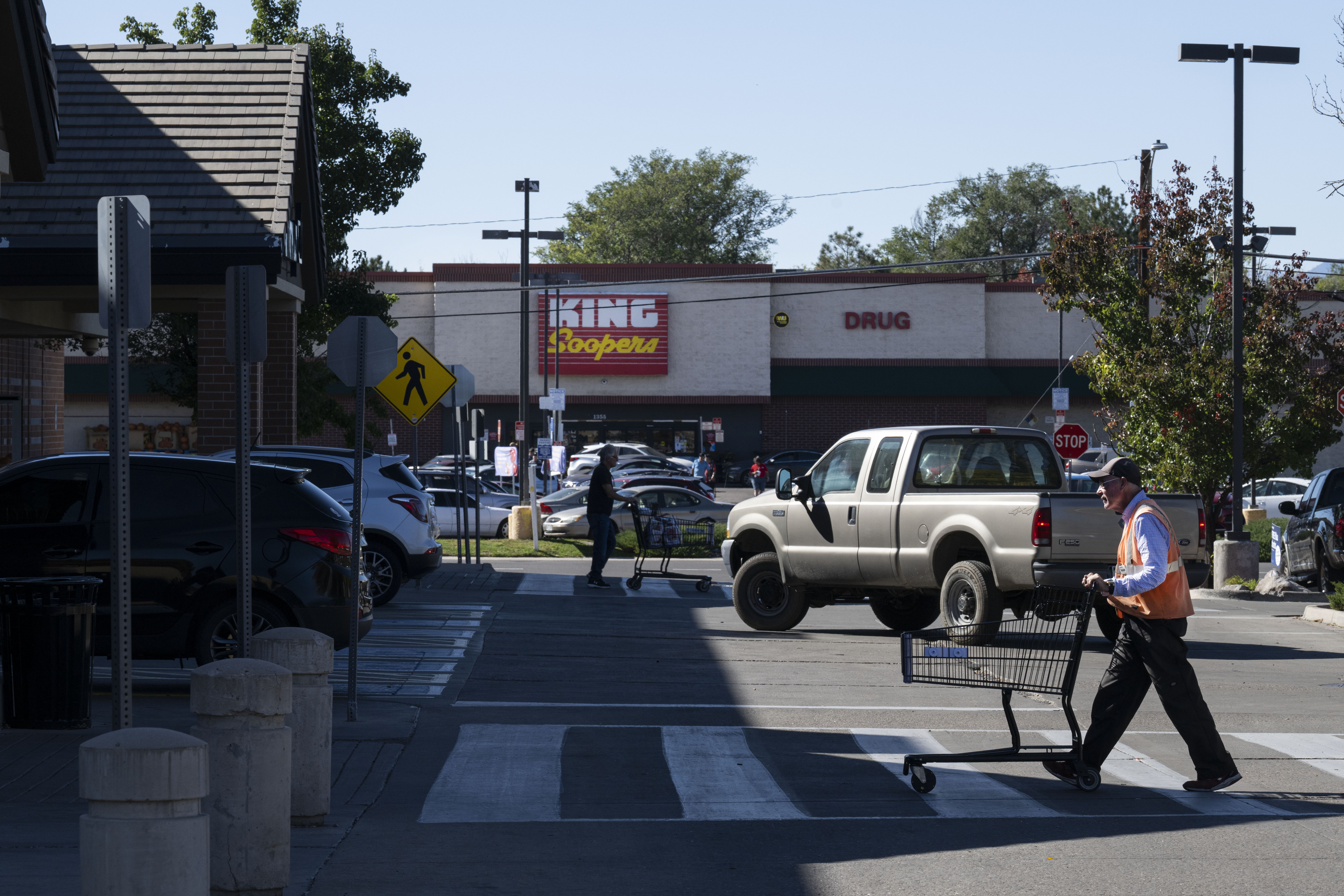 A Safeway employee pushes a cart back to the storefront while a King Soopers looms in the background across Krameria Street on Friday, Oct. 14, 2022, in Denver, Colo. (Timothy Hurst/The Gazette) (TimHursttim.hurst@gazette.comhttps://secure.gravatar.com/avatar/aca82bd62b4ee425c598527cd6faa1b1?d=mm&r=g)