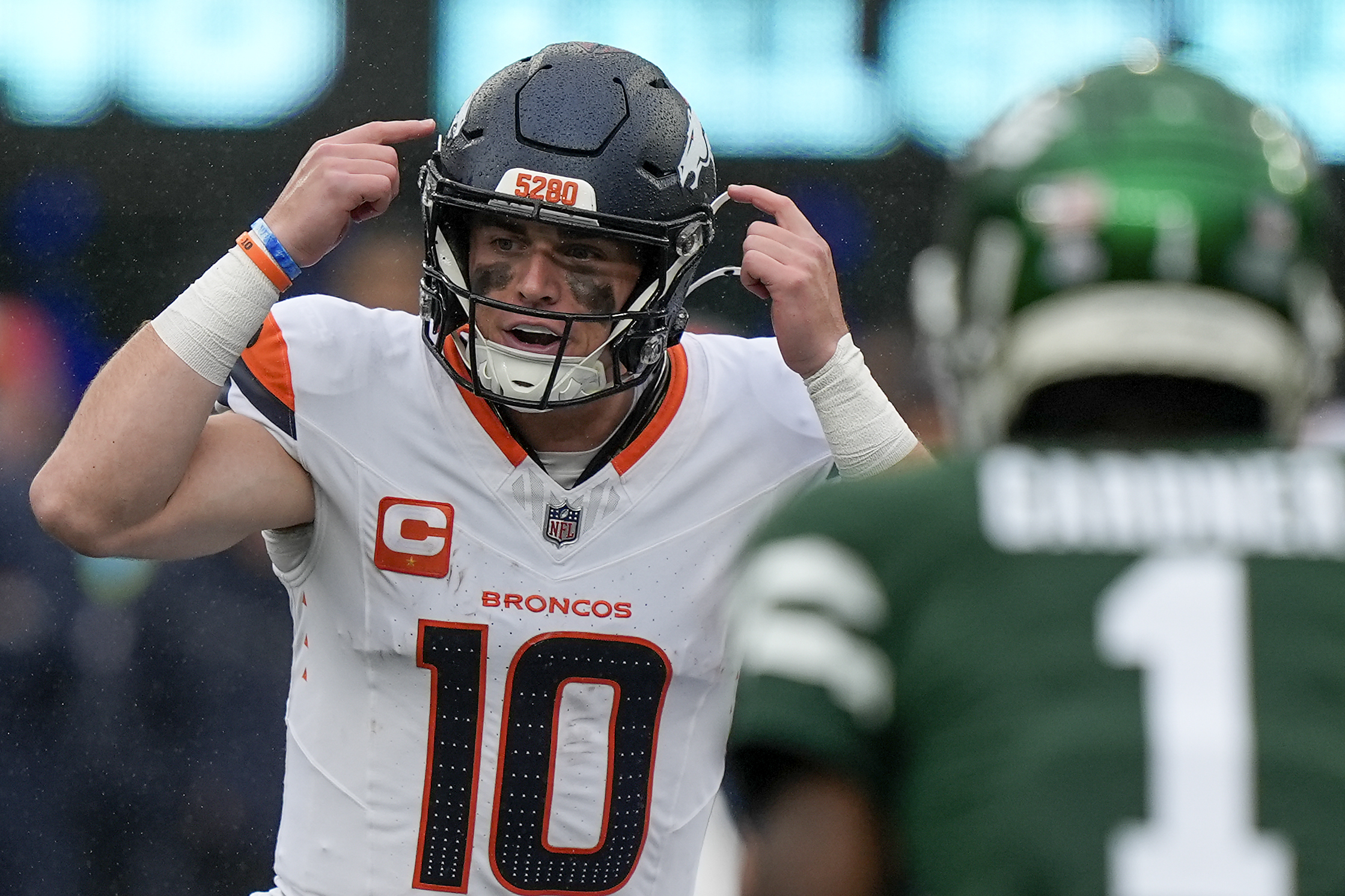 Denver Broncos quarterback Bo Nix (10) calls an audible at the line of scrimmage against the New York Jets during the fourth quarter of an NFL football game, Sunday, Sept. 29, 2024, in East Rutherford, N.J. (AP Photo/Bryan Woolston) (Bryan Woolston)