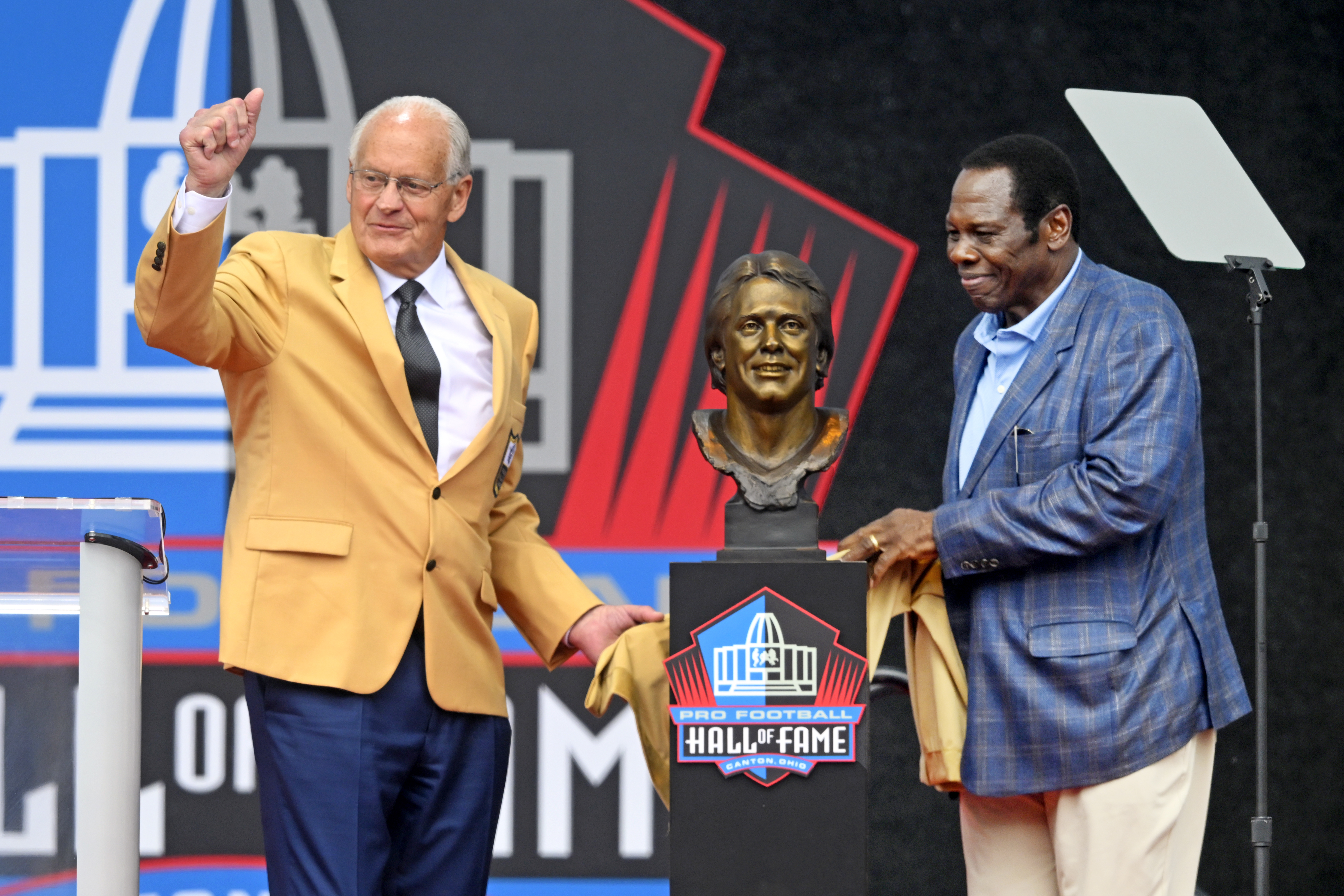 Former NFL player Randy Gradishar, left, and his former Denver Broncos teammate Tom Jackson unveil his bust during an induction ceremony at the Pro Football Hall of Fame, in Canton, Ohio, Saturday, Aug. 3, 2024. (AP Photo/David Dermer) (Dave Richard)