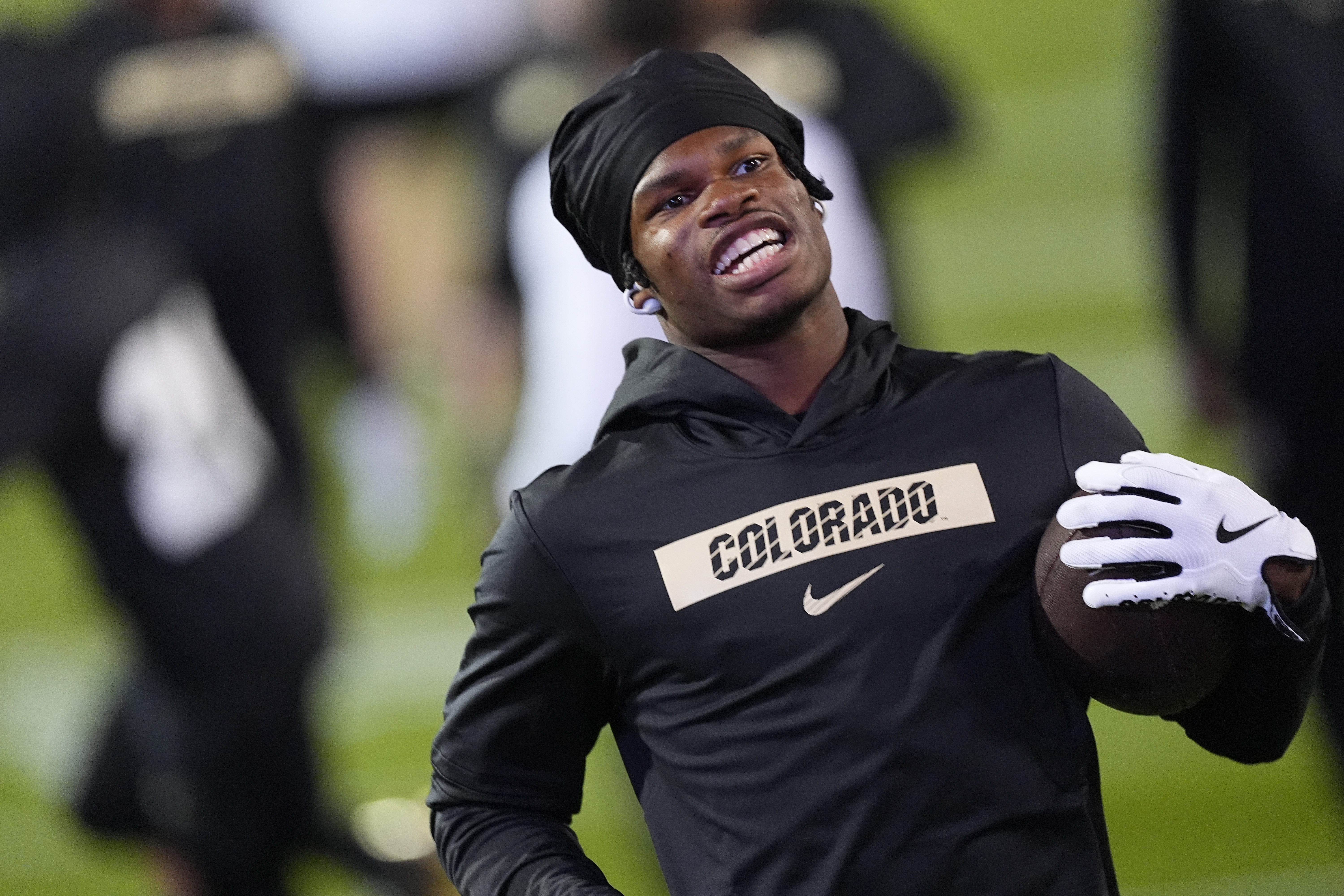 Colorado wide receiver Travis Hunter warms up before an NCAA college football game against Kansas State, Saturday, Oct. 12, 2024, in Boulder, Colo. (AP Photo/David Zalubowski) (David Zalubowski)
