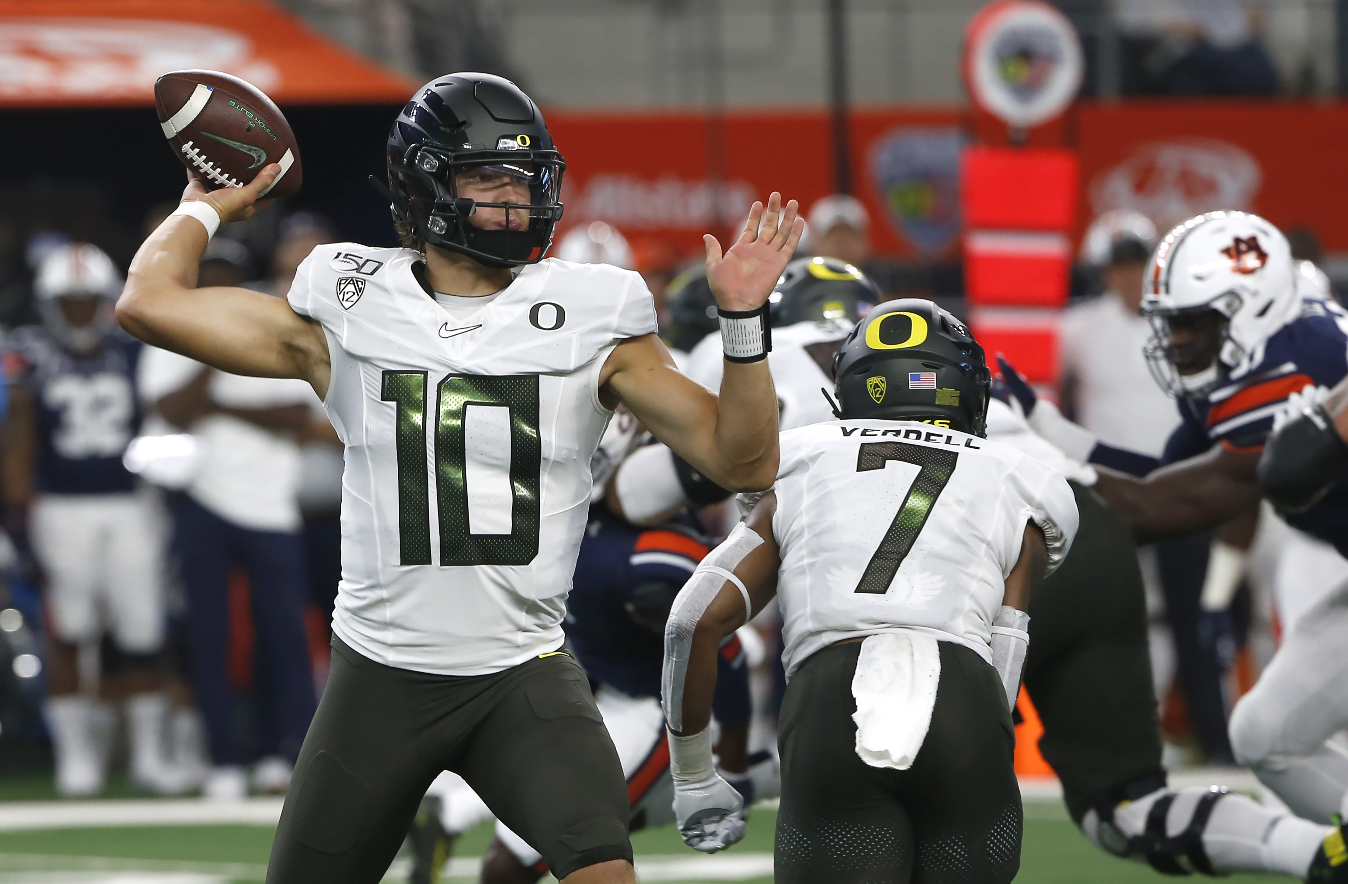 Oregon quarterback Justin Herbert (10) looks to throw against Auburn during the first half of an NCAA college football game, Saturday, Aug. 31, 2019, in Arlington, Texas. (AP Photo/Ron Jenkins) (Ron Jenkins)