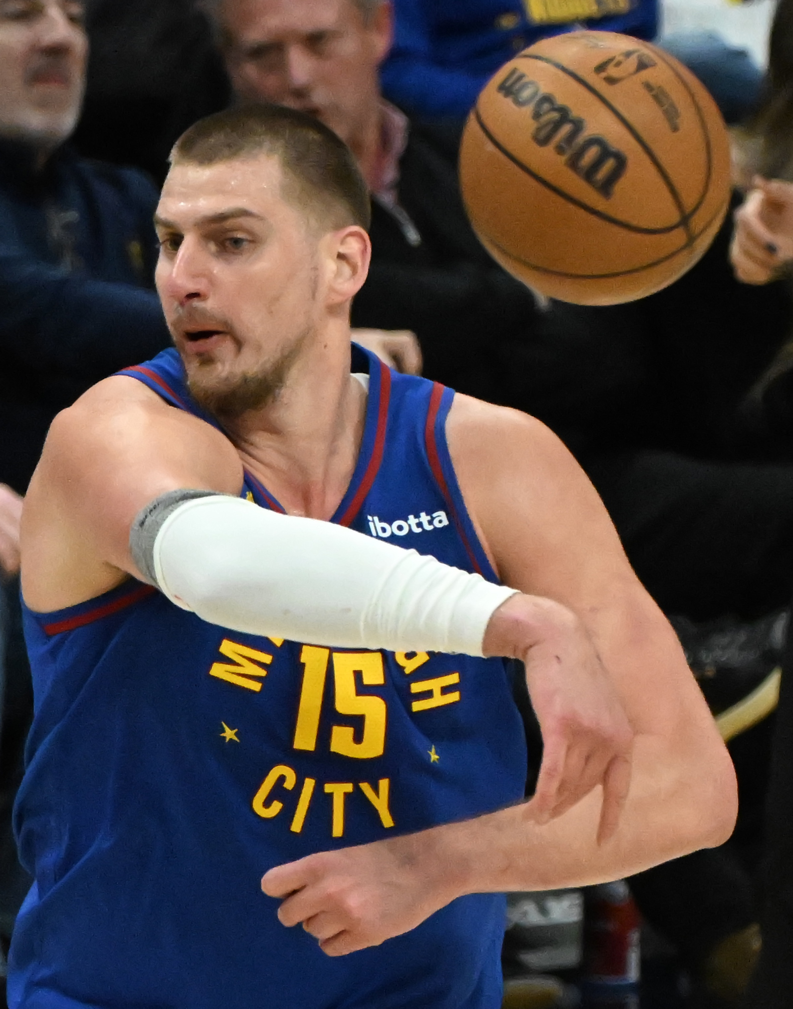 Nuggets fans erupt as Denver Nuggets center Nikola Jokic (15) makes a no-look pass during the 3rd quarter from 3/4 court during a game against the Kings at Ball Arena on Thursday, Jan. 23, 2025. (Jerilee Bennett,The Gazette)