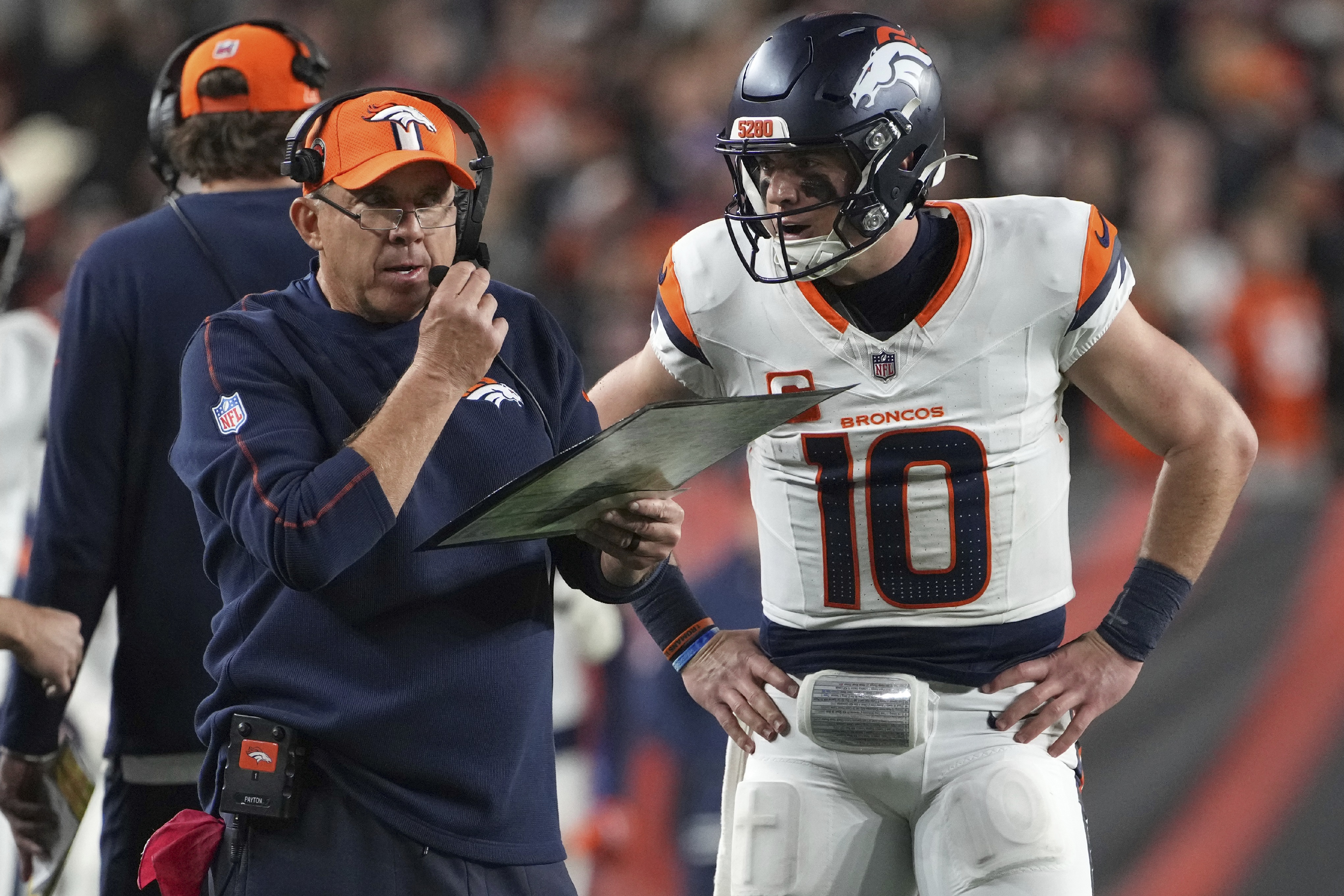 Denver Broncos head coach Sean Payton, left, talks with quarterback Bo Nix, right, during a timeout in the second half of an NFL football game against the Cincinnati Bengals, Saturday, Dec. 28, 2024, in Cincinnati. (AP Photo/Kareem Elgazzar) (Kareem Elgazzar)