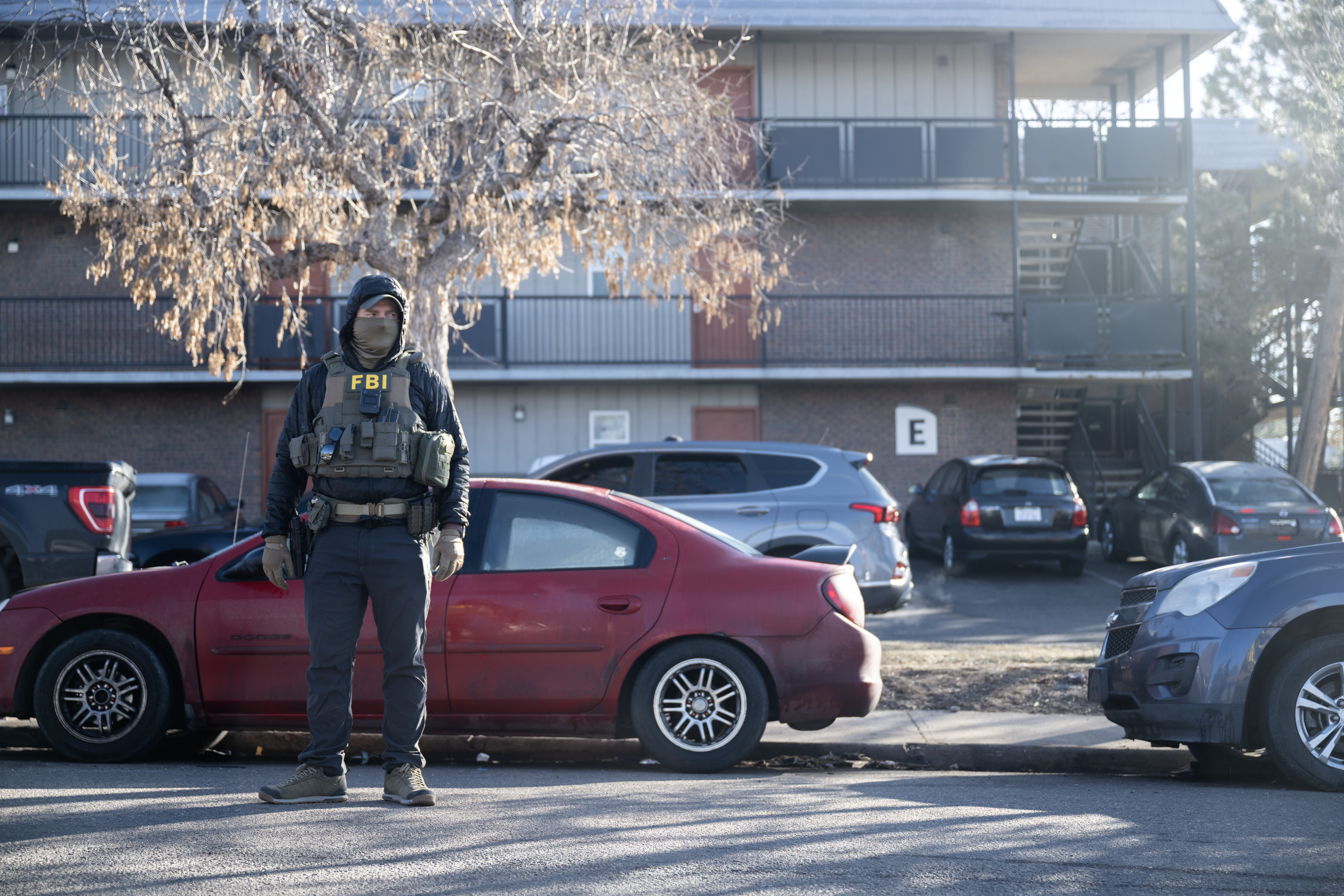 Federal agents execute an ICE warrant at Cedar Run Apartments in Denver on Wednesday, Feb. 5, 2025. (Stephen Swofford, Denver Gazette) (StephenSwoffordPhotographerstephen.swofford@gazette.comhttps://secure.gravatar.com/avatar/1ddcaf11c5d70eaa58546ddc4e038687?d=mm&r=g)