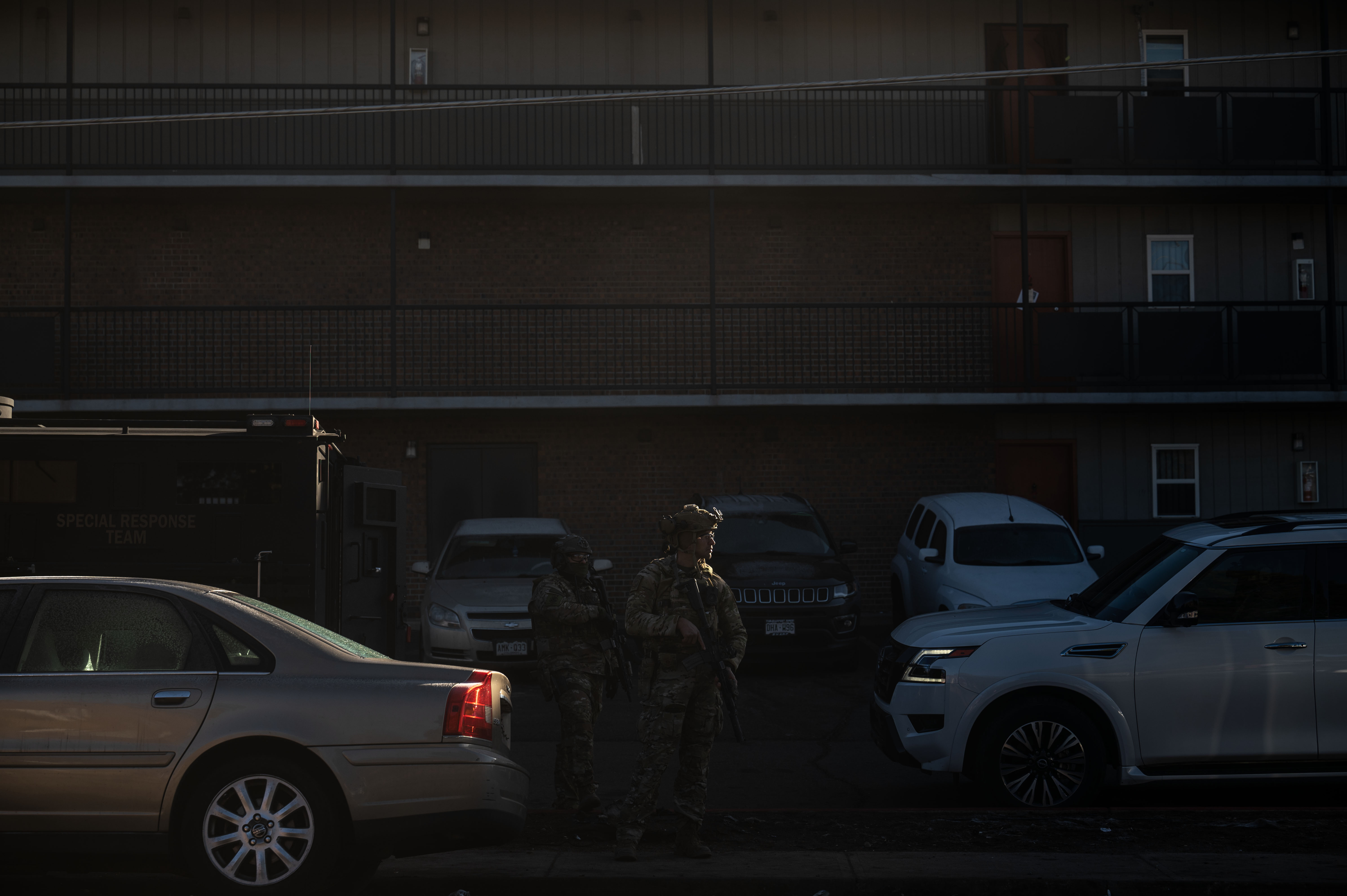 Federal agents execute an ICE warrant at Cedar Run Apartments in Denver on Wednesday, Feb. 5, 2025. (Stephen Swofford, Denver Gazette) (StephenSwoffordPhotographerstephen.swofford@gazette.comhttps://secure.gravatar.com/avatar/1ddcaf11c5d70eaa58546ddc4e038687?d=mm&r=g)