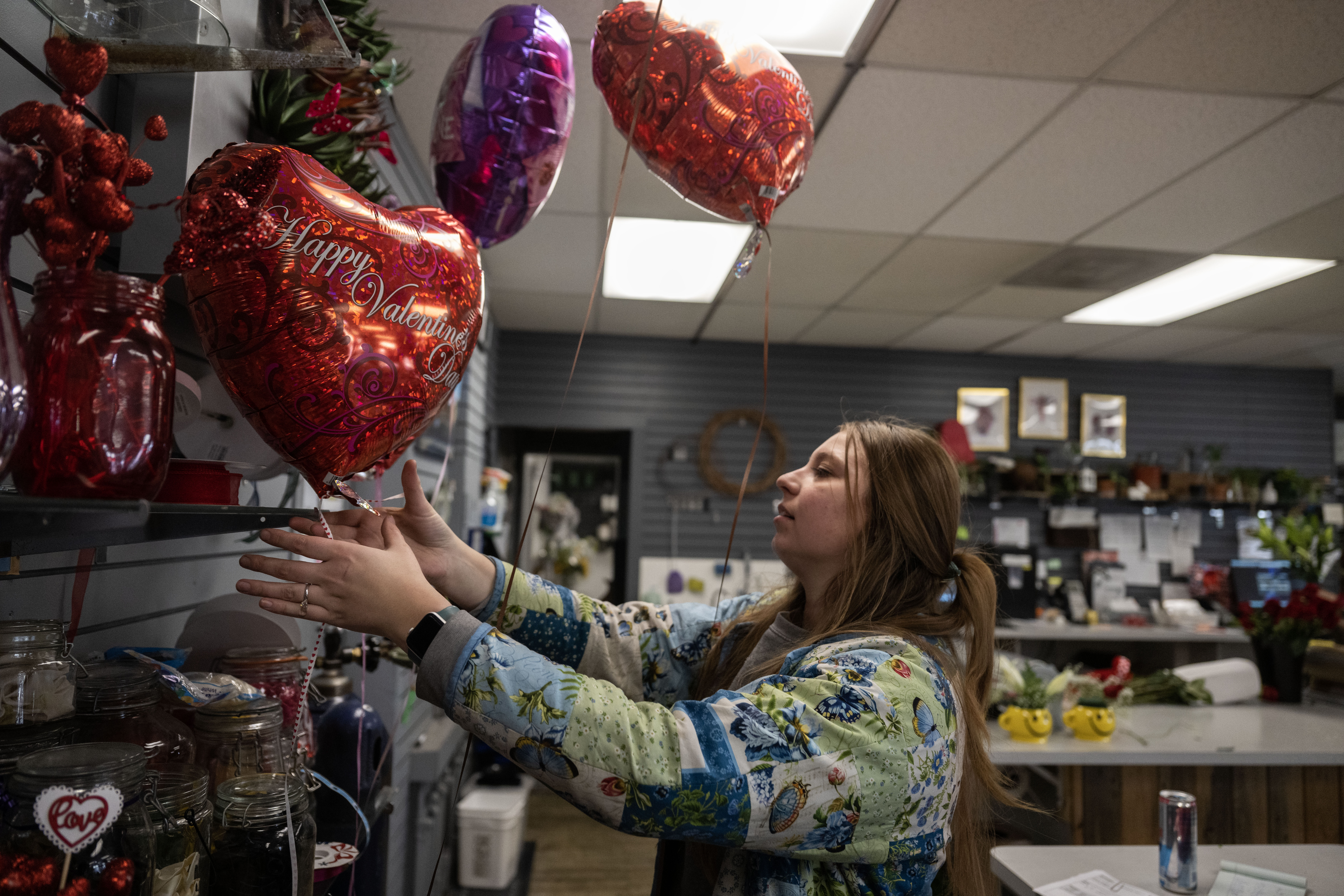 Cynthia Chelton prepares heart shaped balloons at Bonnie Brae flowers in Denver on Thursday, Feb. 13, 2025. (Stephen Swofford, Denver Gazette) (StephenSwoffordPhotographerstephen.swofford@gazette.comhttps://secure.gravatar.com/avatar/1ddcaf11c5d70eaa58546ddc4e038687?d=mm&r=g)