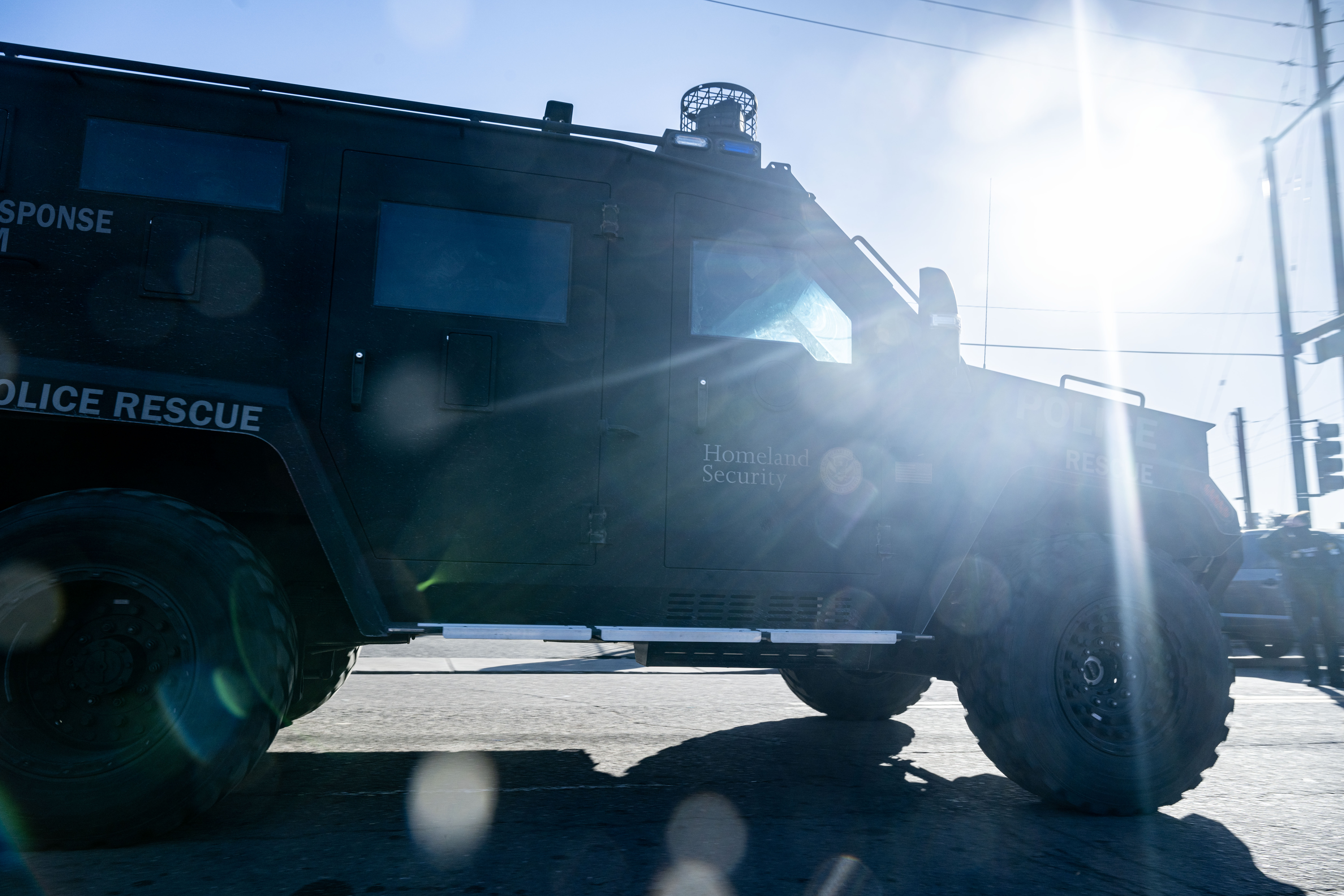 Federal agents execute an ICE warrant at Cedar Run Apartments in Denver on Wednesday, Feb. 5, 2025. (Stephen Swofford, Denver Gazette) (StephenSwoffordPhotographerstephen.swofford@gazette.comhttps://secure.gravatar.com/avatar/1ddcaf11c5d70eaa58546ddc4e038687?d=mm&r=g)