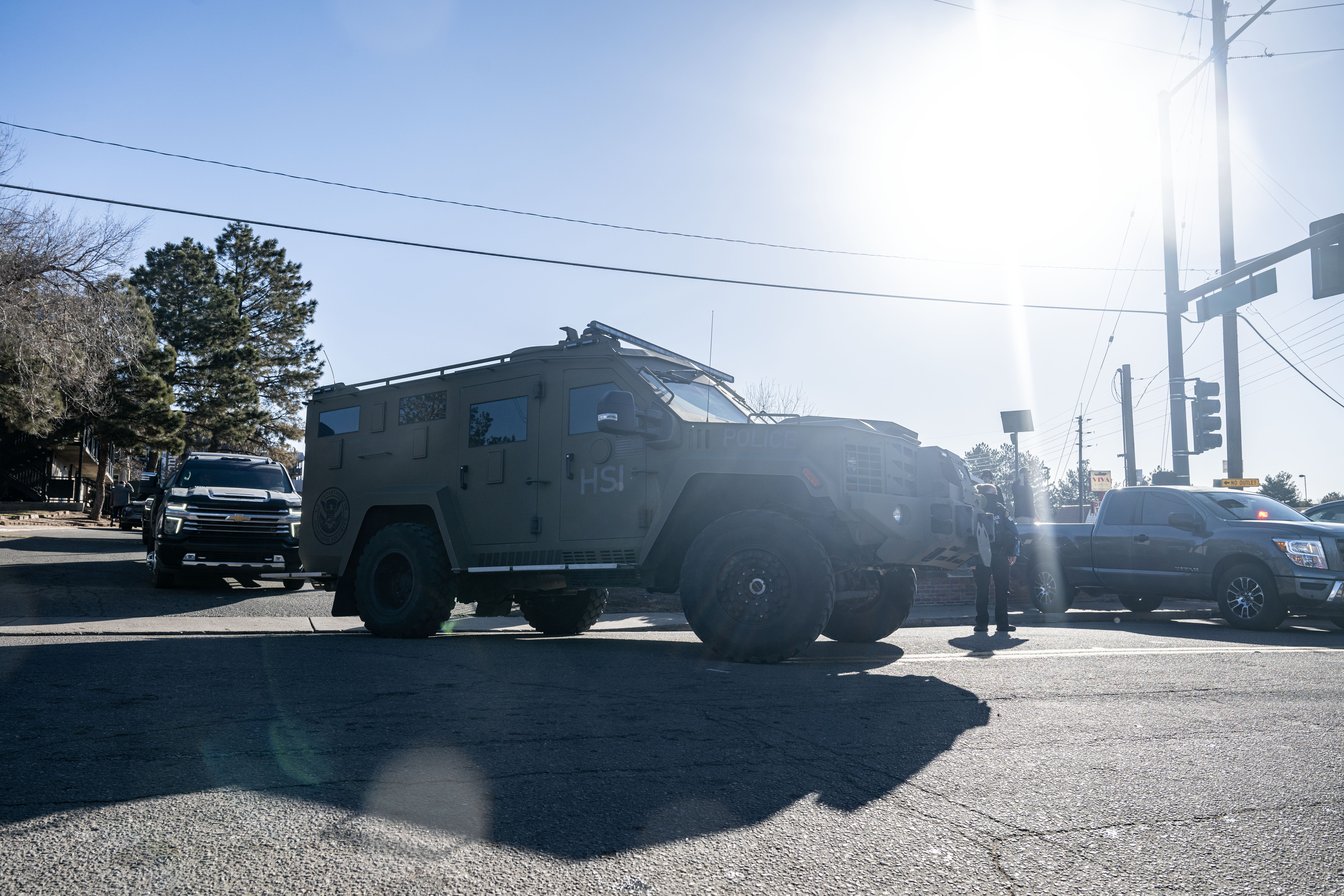 Federal agents execute an ICE warrant at Cedar Run Apartments in Denver on Wednesday, Feb. 5, 2025. (Stephen Swofford, Denver Gazette) (StephenSwoffordPhotographerstephen.swofford@gazette.comhttps://secure.gravatar.com/avatar/1ddcaf11c5d70eaa58546ddc4e038687?d=mm&r=g)