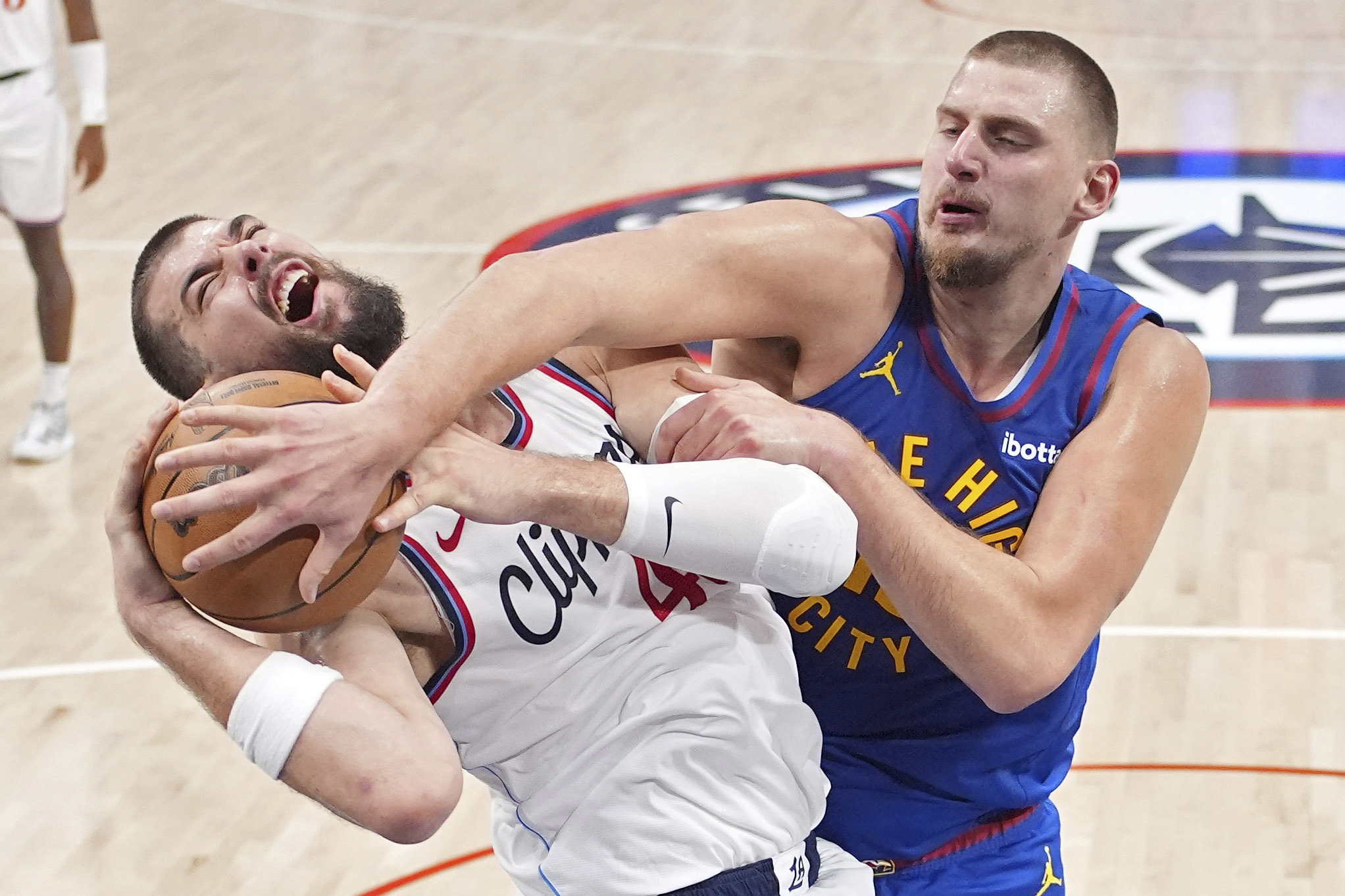 Denver Nuggets center Nikola Jokic, right, ties up Los Angeles Clippers center Ivica Zubac as Zubac tries to shoot during the first half of an NBA basketball game, Sunday, Dec. 1, 2024, in Inglewood, Calif. (AP Photo/Mark J. Terrill) (Mark J. Terrill)