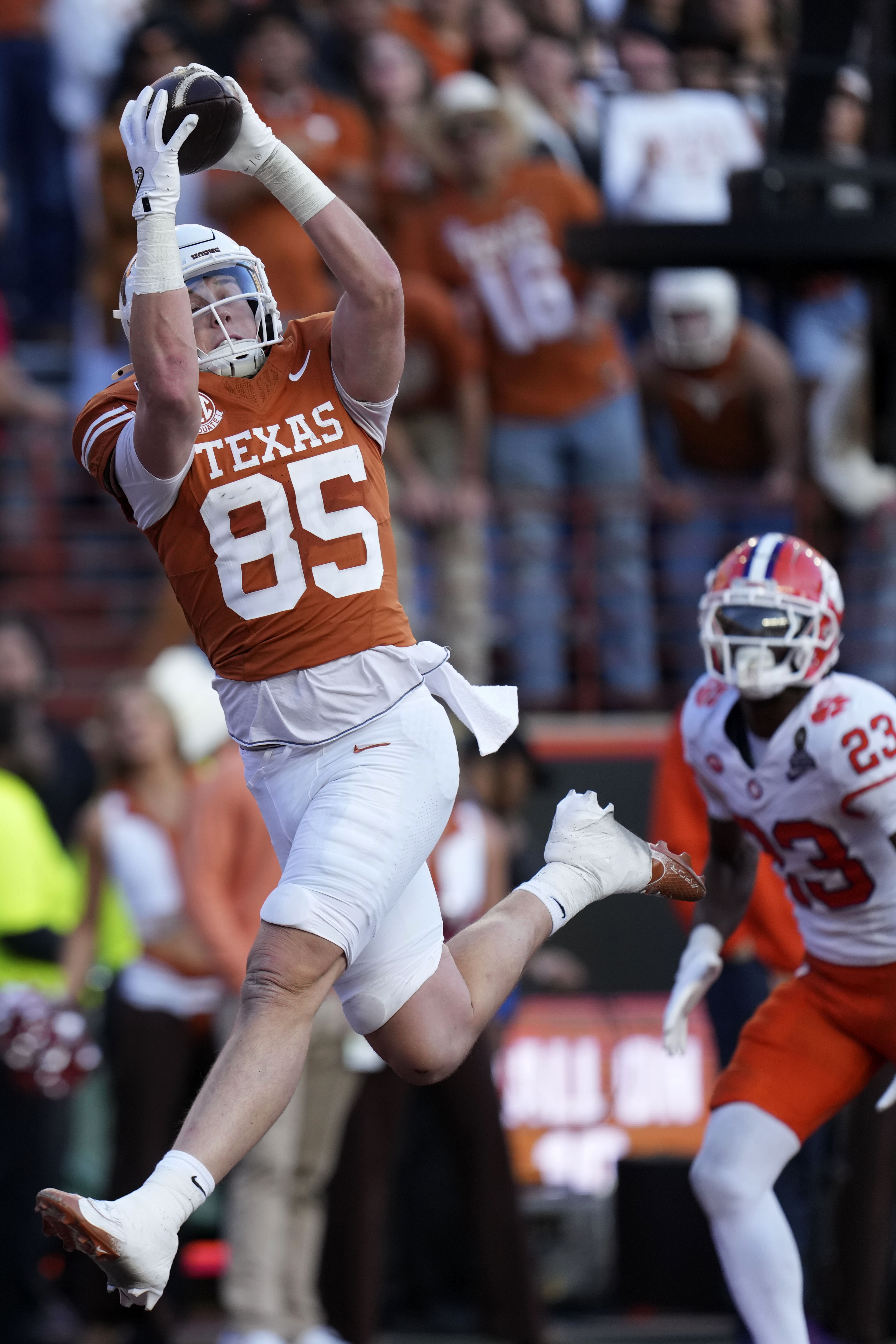 Texas tight end Gunnar Helm (85) catches a 19-yard touchdown pass ahead of Clemson cornerback Ashton Hampton (23) during the first half in the first round of the College Football Playoff, Saturday, Dec. 21, 2024, in Austin, Texas. (AP Photo/Eric Gay) (Eric Gay)
