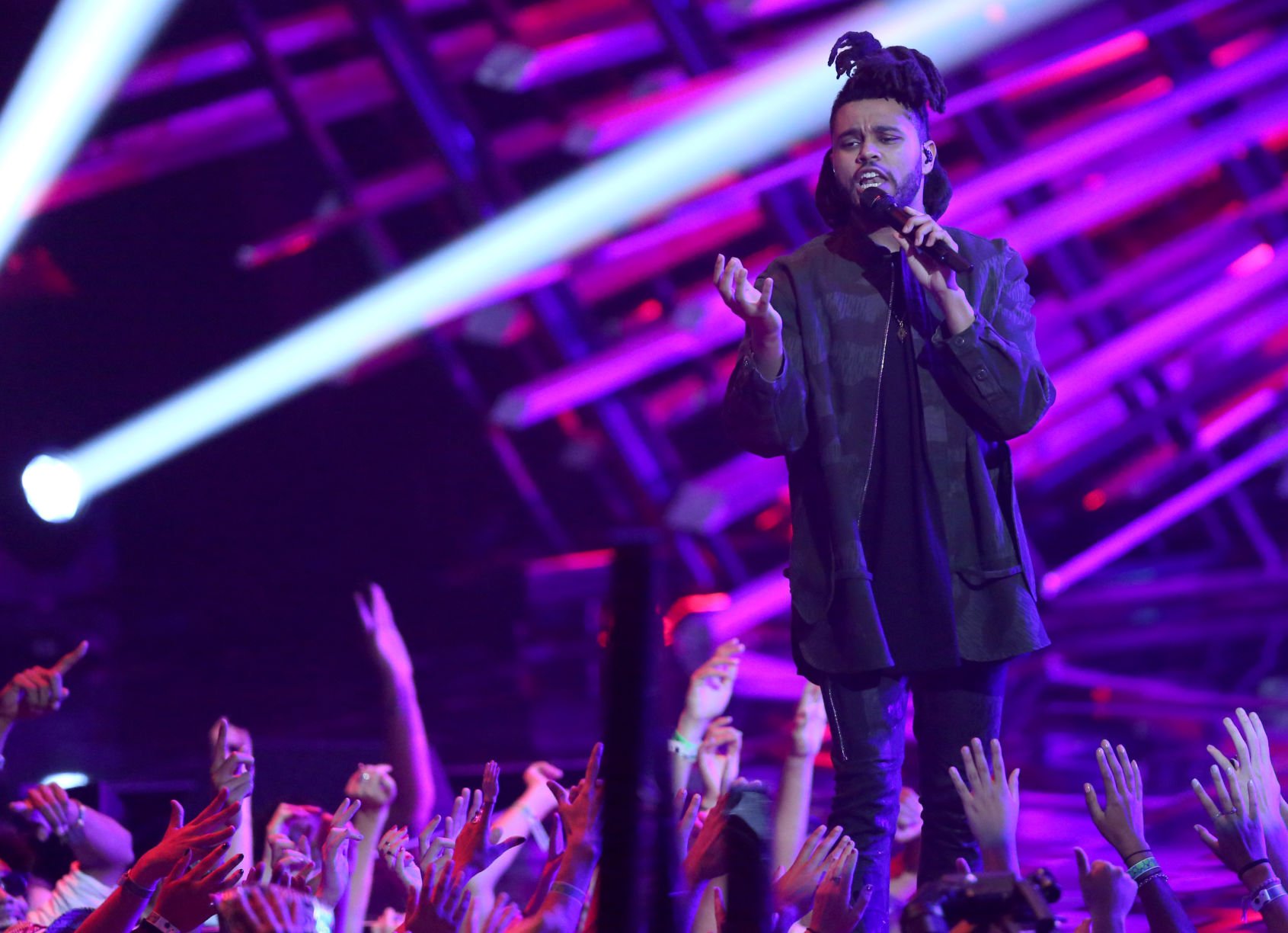 The Weeknd performs at the MTV Video Music Awards at the Microsoft Theater on Sunday, Aug. 30, 2015, in Los Angeles. (Photo by Matt Sayles/Invision/AP) (Matt Sayles)