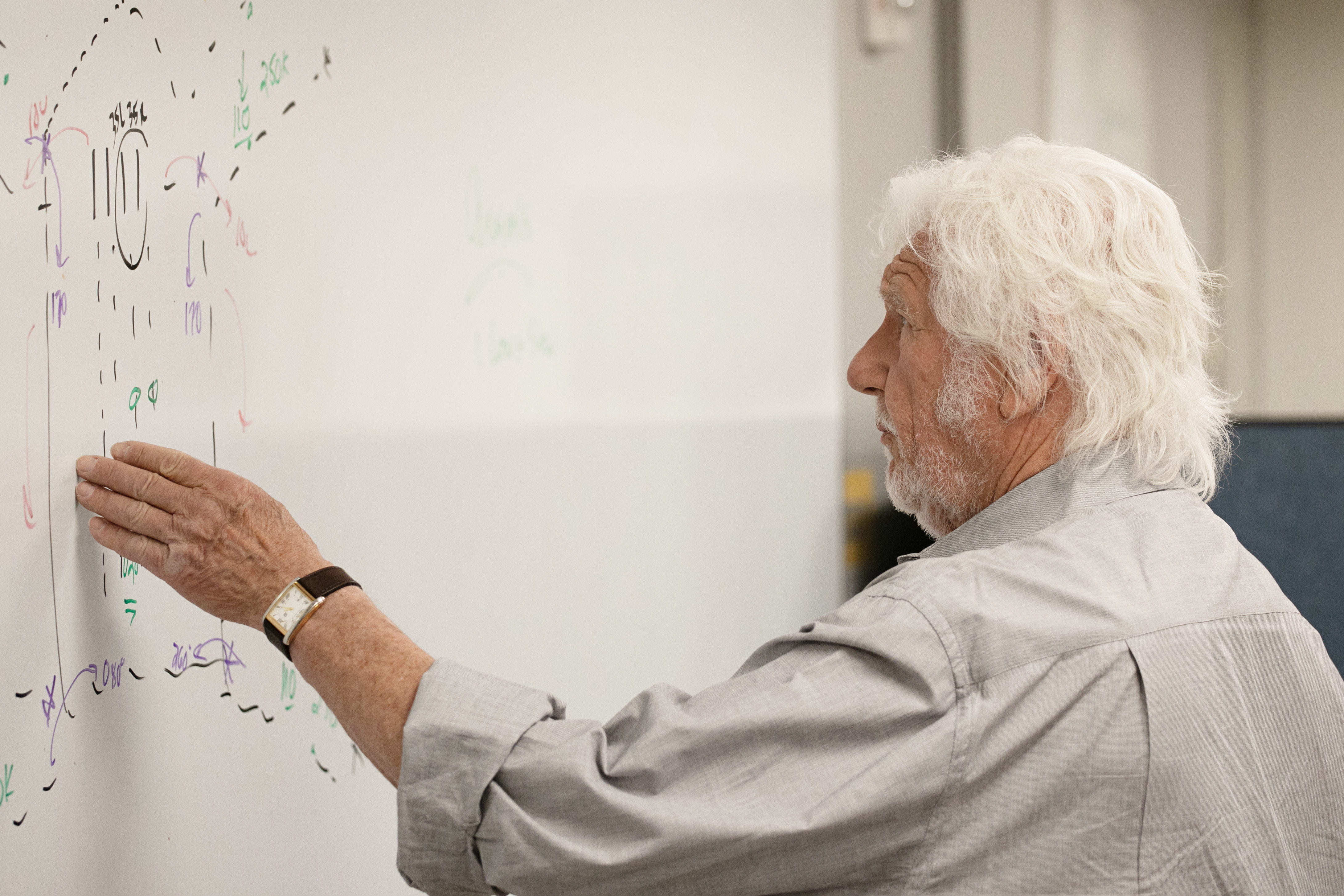 Professor Tom Obarski draws a runway on the whiteboard to talk over scenarios with MSU Denver air traffic control concentration students, during class on Thursday, May 15, 2025. (TomHellauerMultimedia Producertom.hellauer@denvergazette.comhttps://denvergazette.com/content/tncms/avatars/f/9e/622/f9e6228a-3b6b-11ed-bf10-fbb71fa8e421.f54b911252c540f1d61709edc4727a39.png)