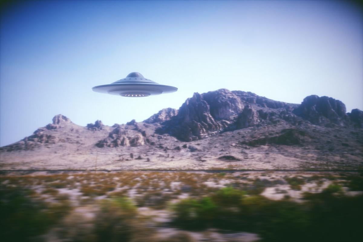 UFO Illustration (Photo) Credit ktsimage (iStock)