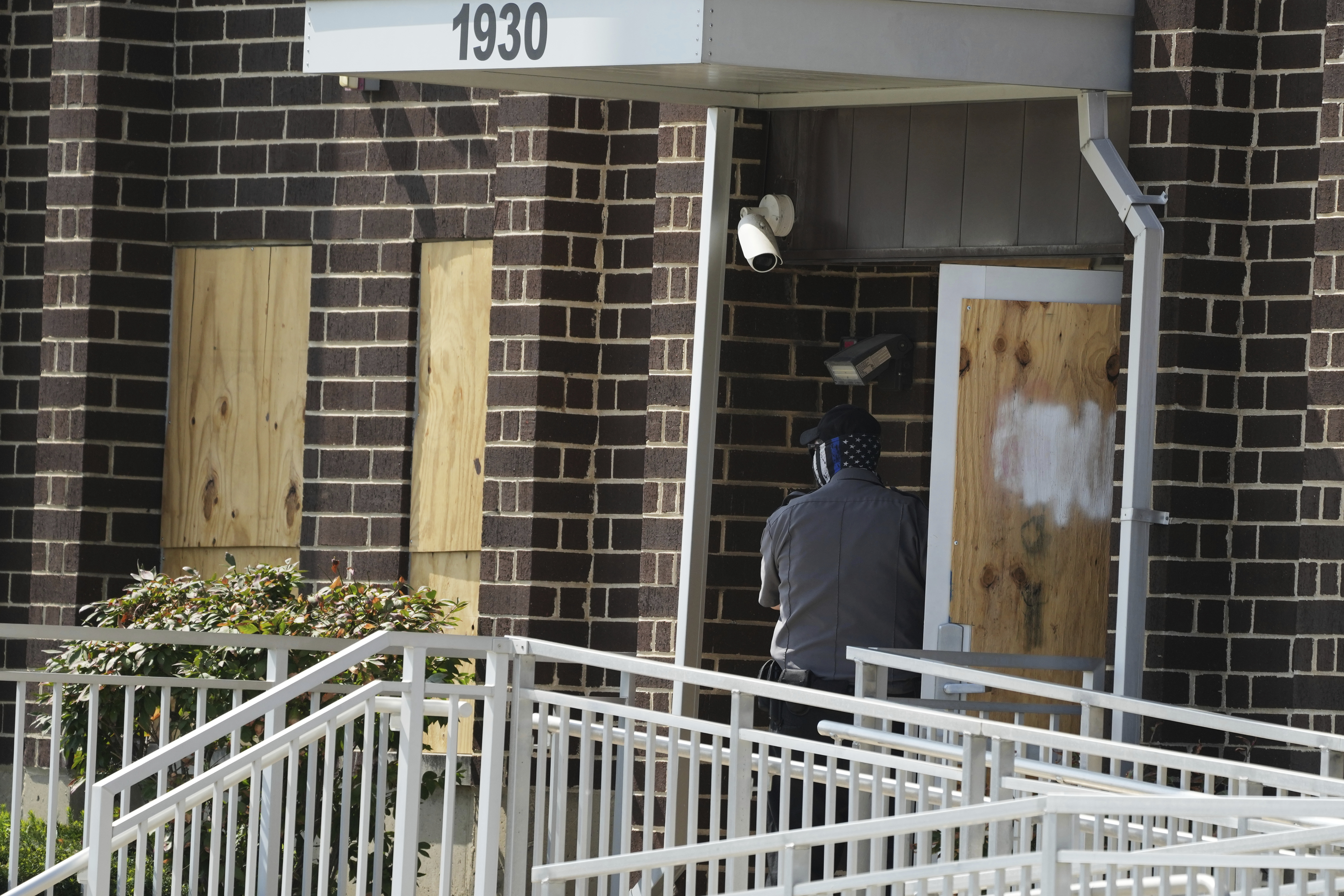 A security guard looks around outside ICE (U.S. Immigration and Customs Enforcement) processing facility in the Chicago suburb of Broadview, Ill., Wednesday, Sept. 17, 2025. (Nam Y. Huh - AP)