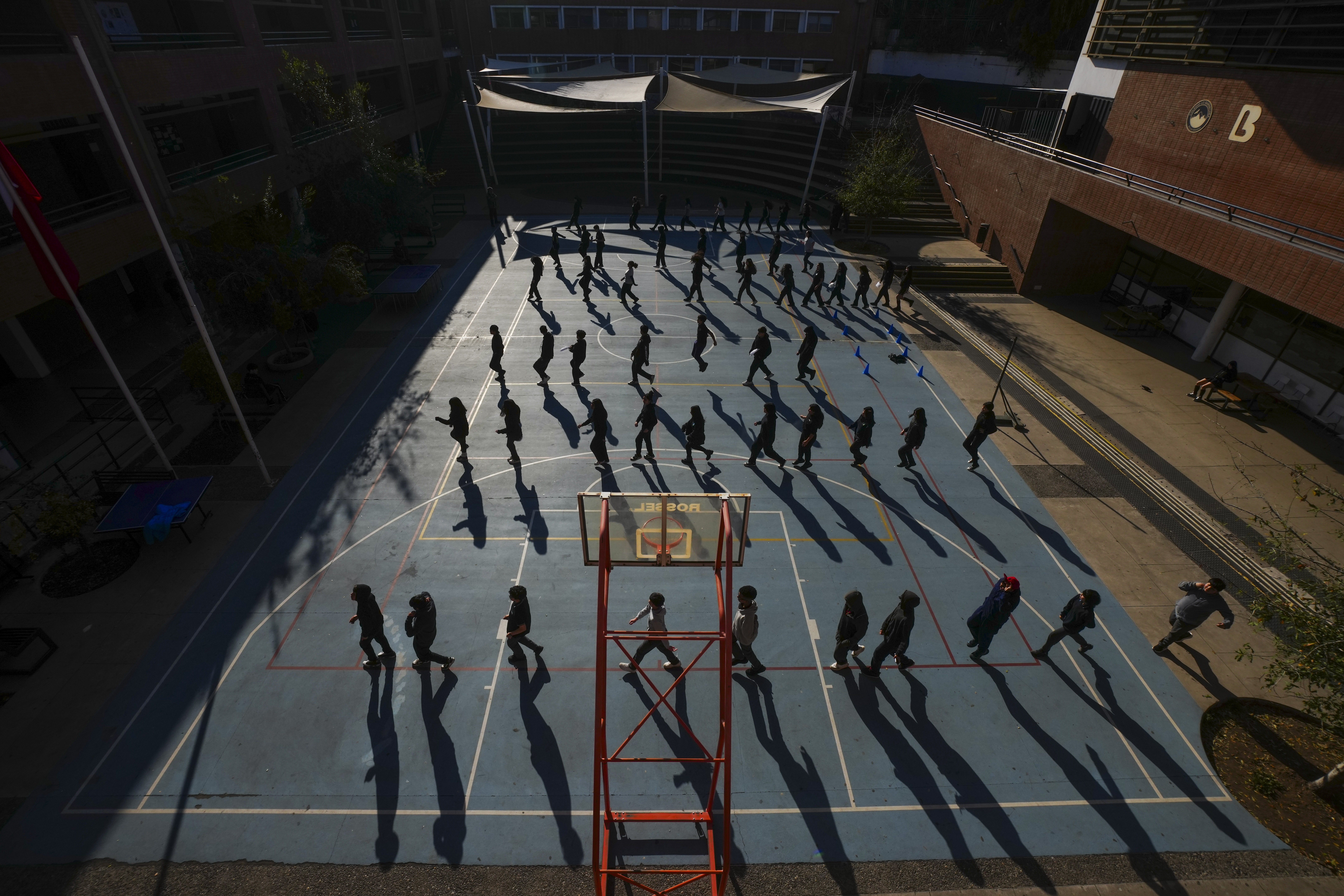 No TikTok, no Instagram: Chilean school blocks phones and students rediscover real-world connections