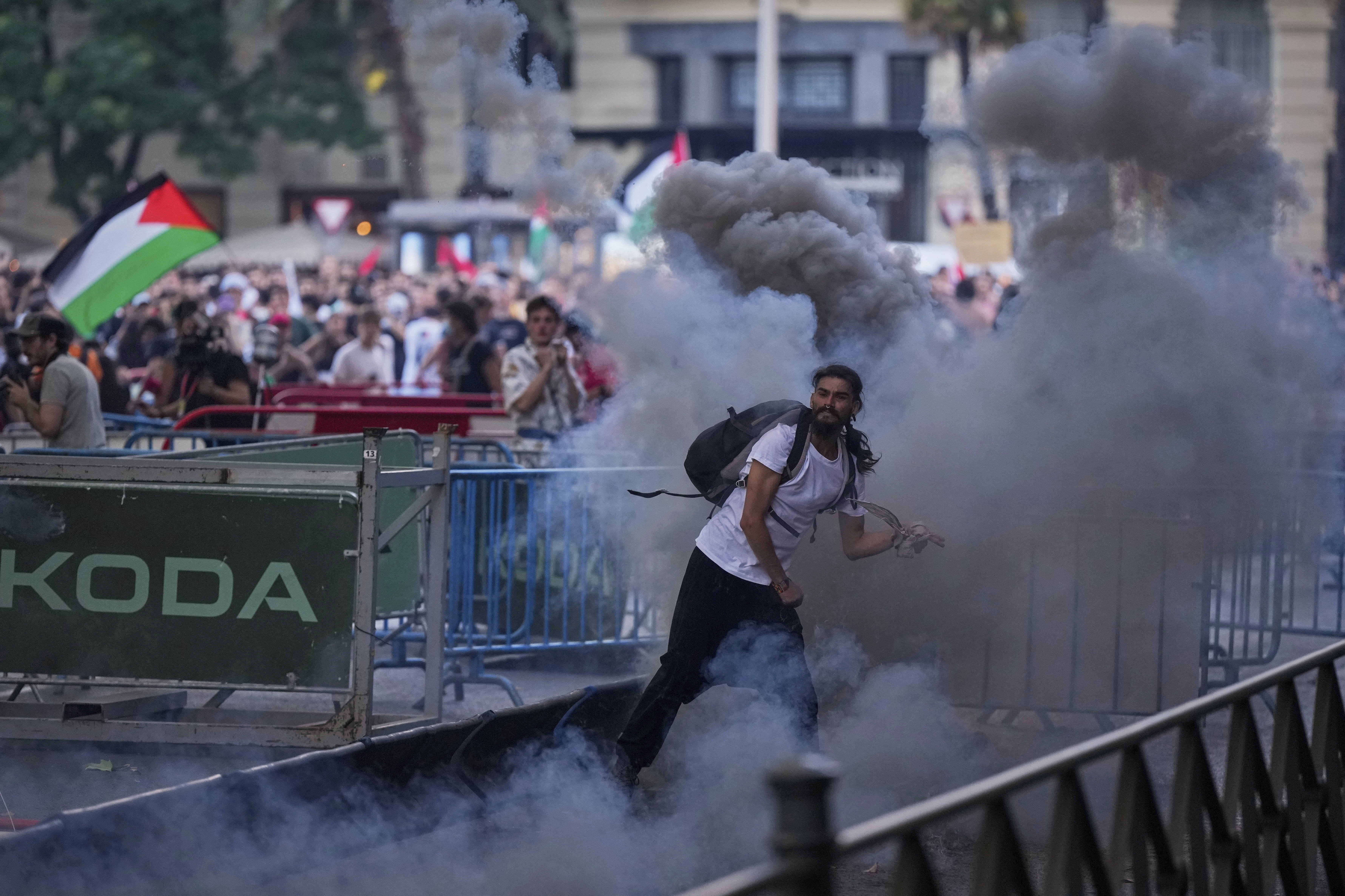 Spanish prime minister wants Israel banned from sports events after chaos at cycling race