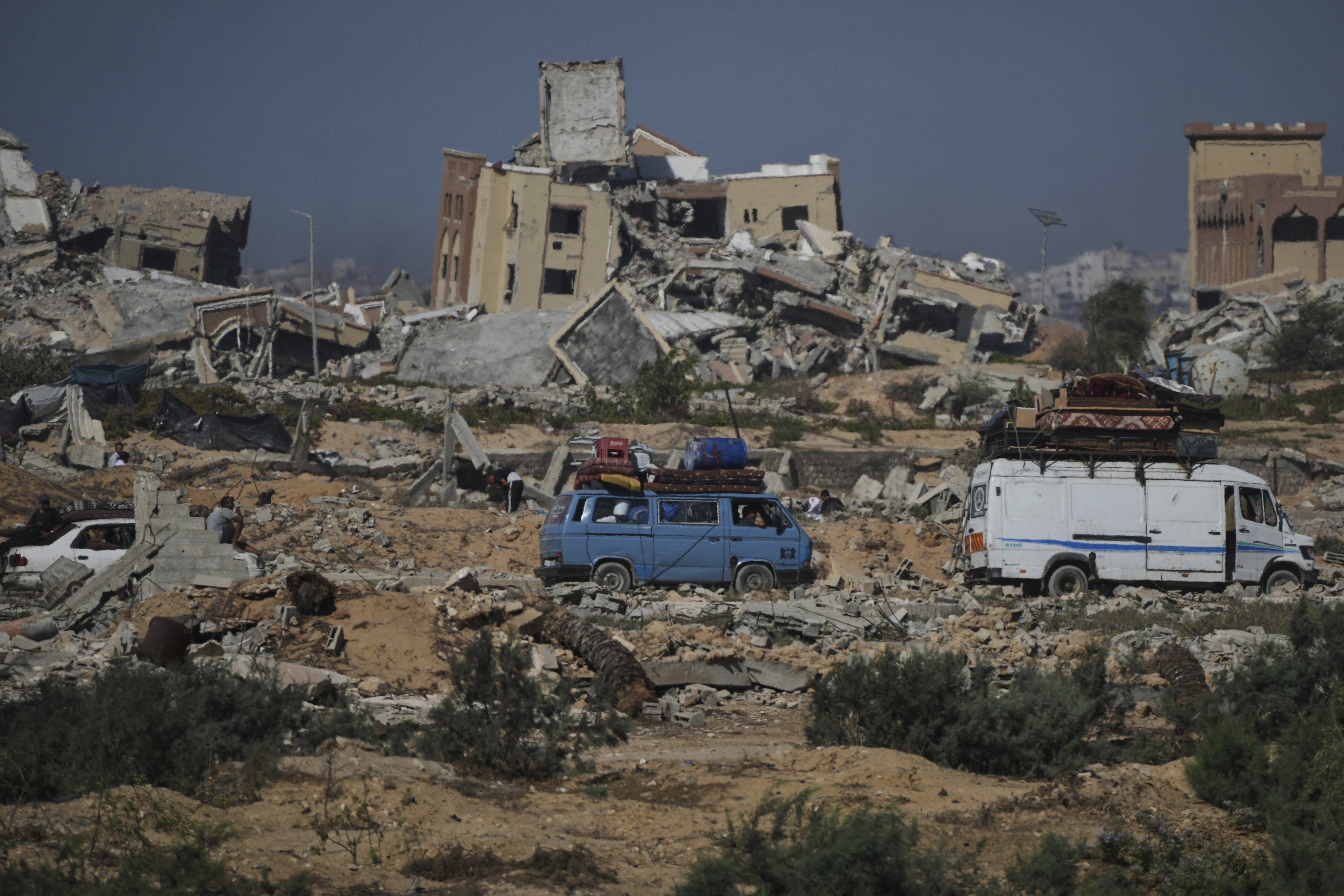 Photos of thousands of Palestinians fleeing Gaza City as Israel begins ground offensive