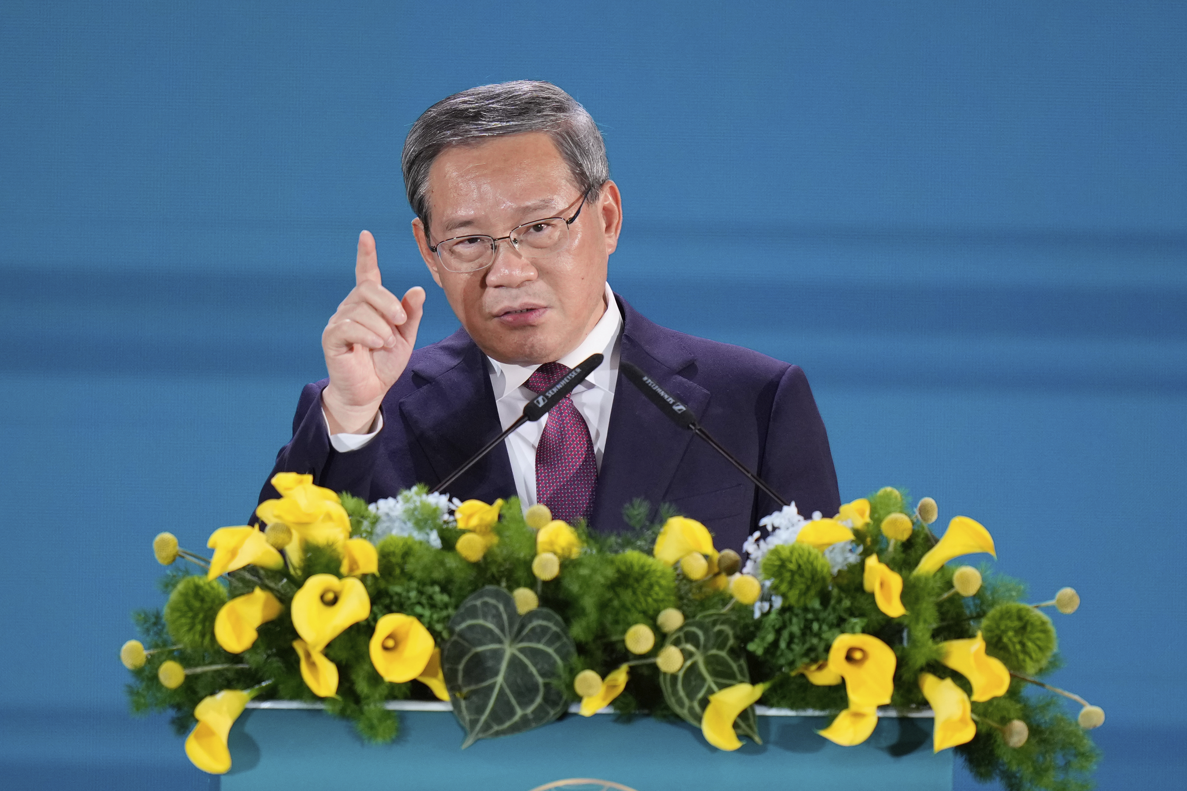 US lawmakers push for military dialogue in a rare China visit