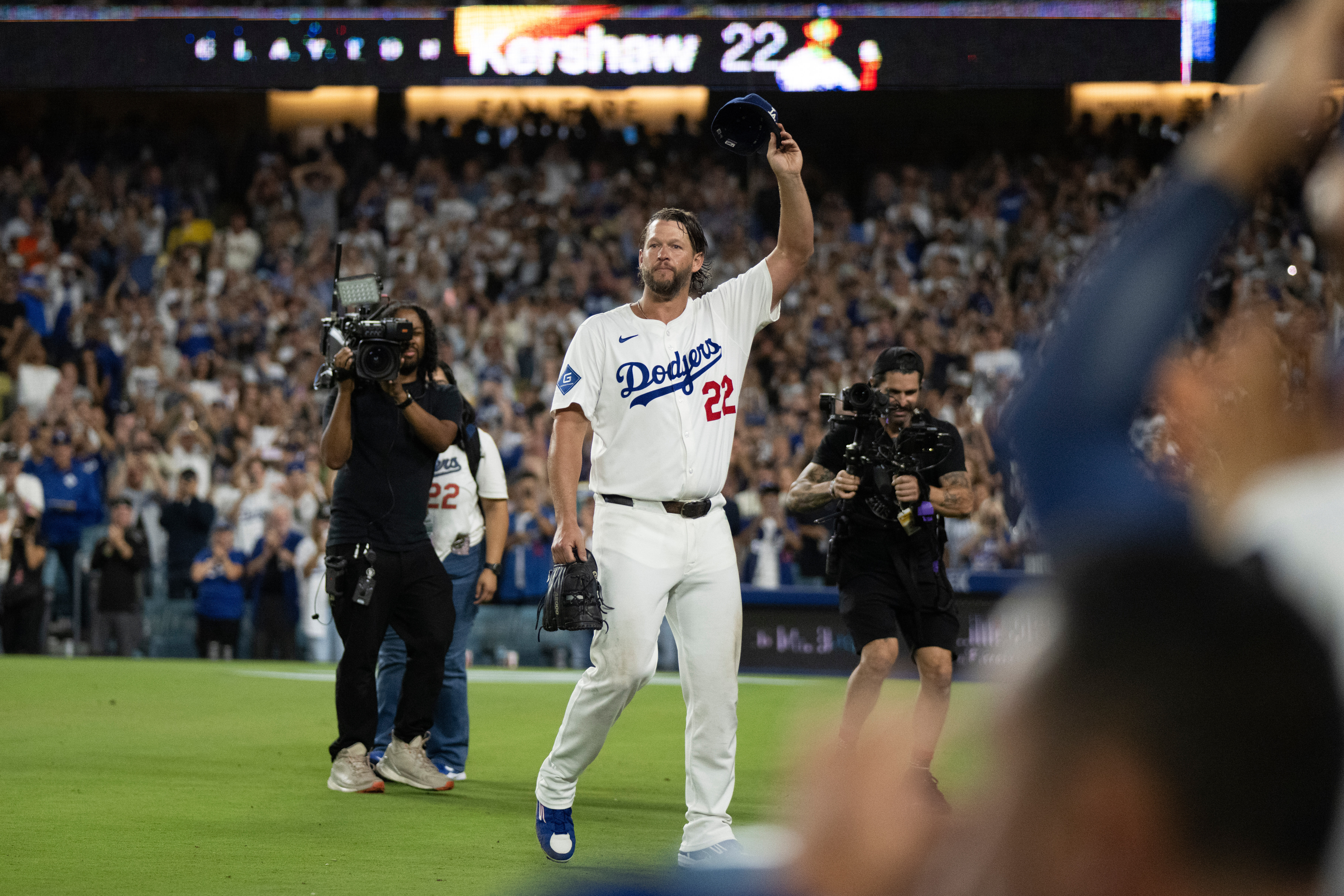 CORRECTS FROM FOURTH INNING TO FIFTH - Los Angeles Dodgers starting pitcher Clayton Kershaw (22) tips his cap after being removed during the fifth inning of a baseball game against the San Francisco Giants in Los Angeles, Friday, Sept. 19, 2025. (Kyusung Gong - FR171561 AP)