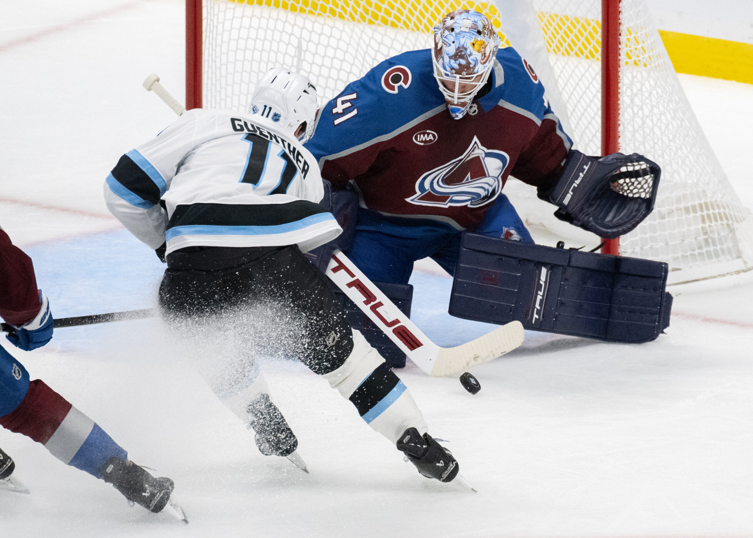 Scott Wedgewood steals one for Avalanche in home opener
