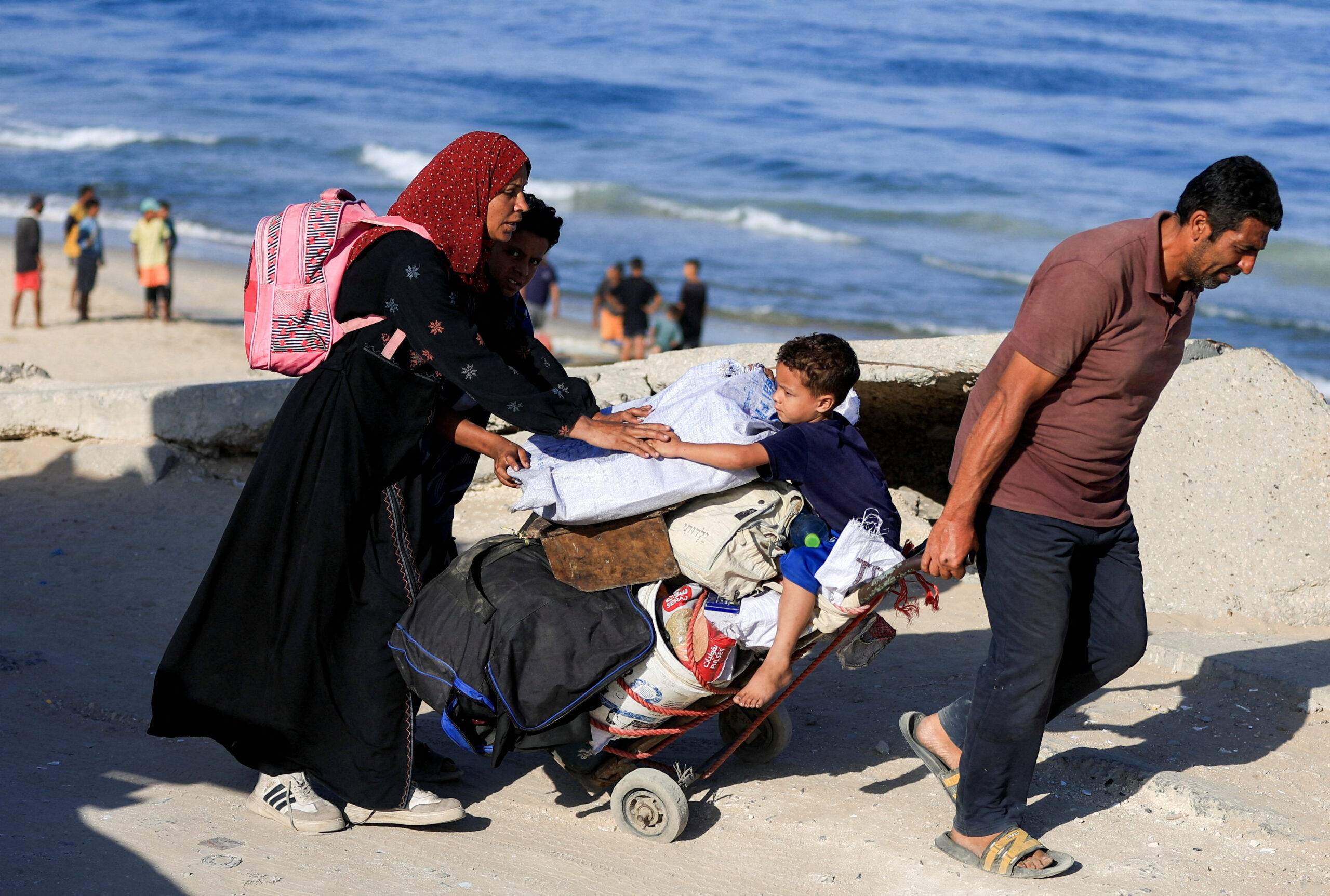 Gazans stream back home as ceasefire holds