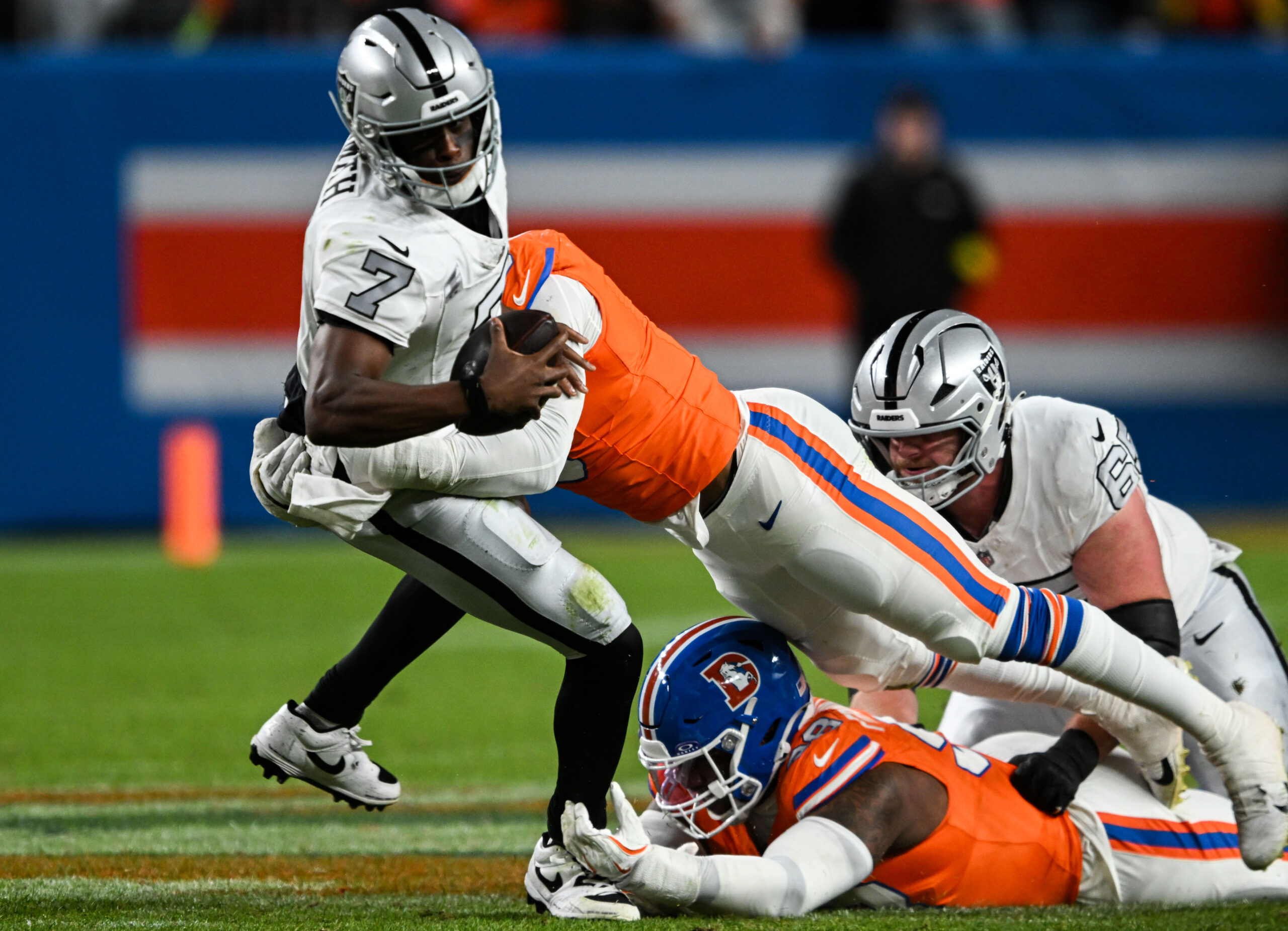 Broncos drop Geno Smith 6 times while competing against each other for sacks